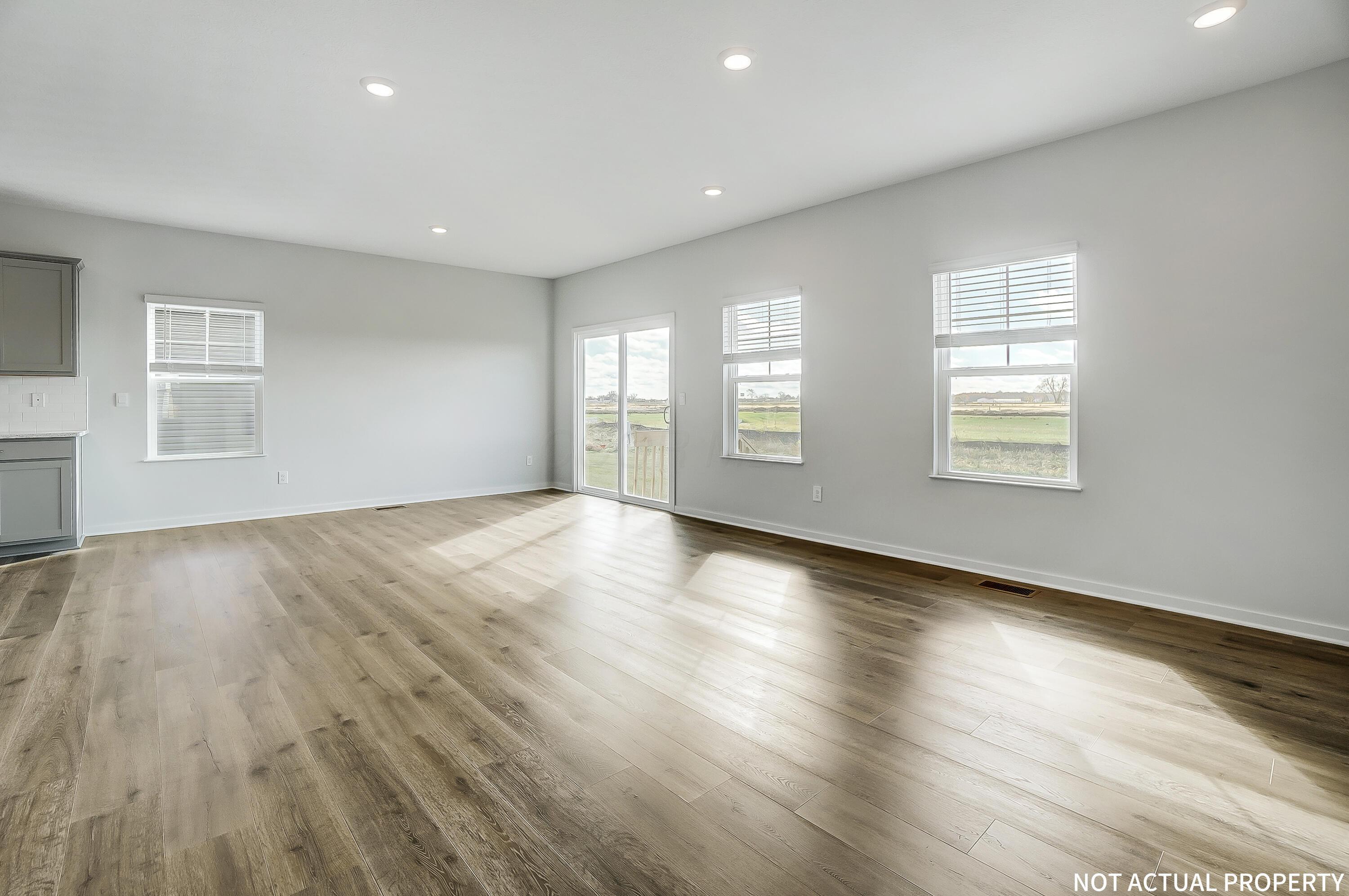 1162 Stratford Way Property Photo 3