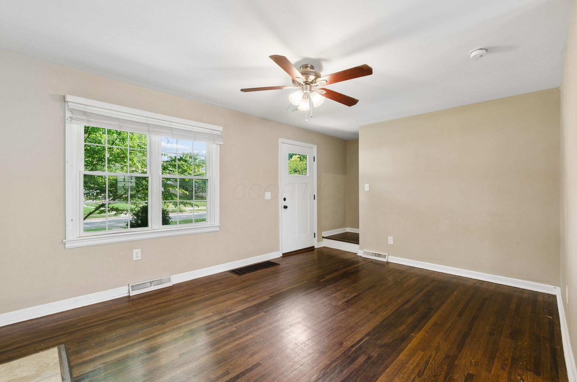 557 E Royal Forest Boulevard Property Photo 3