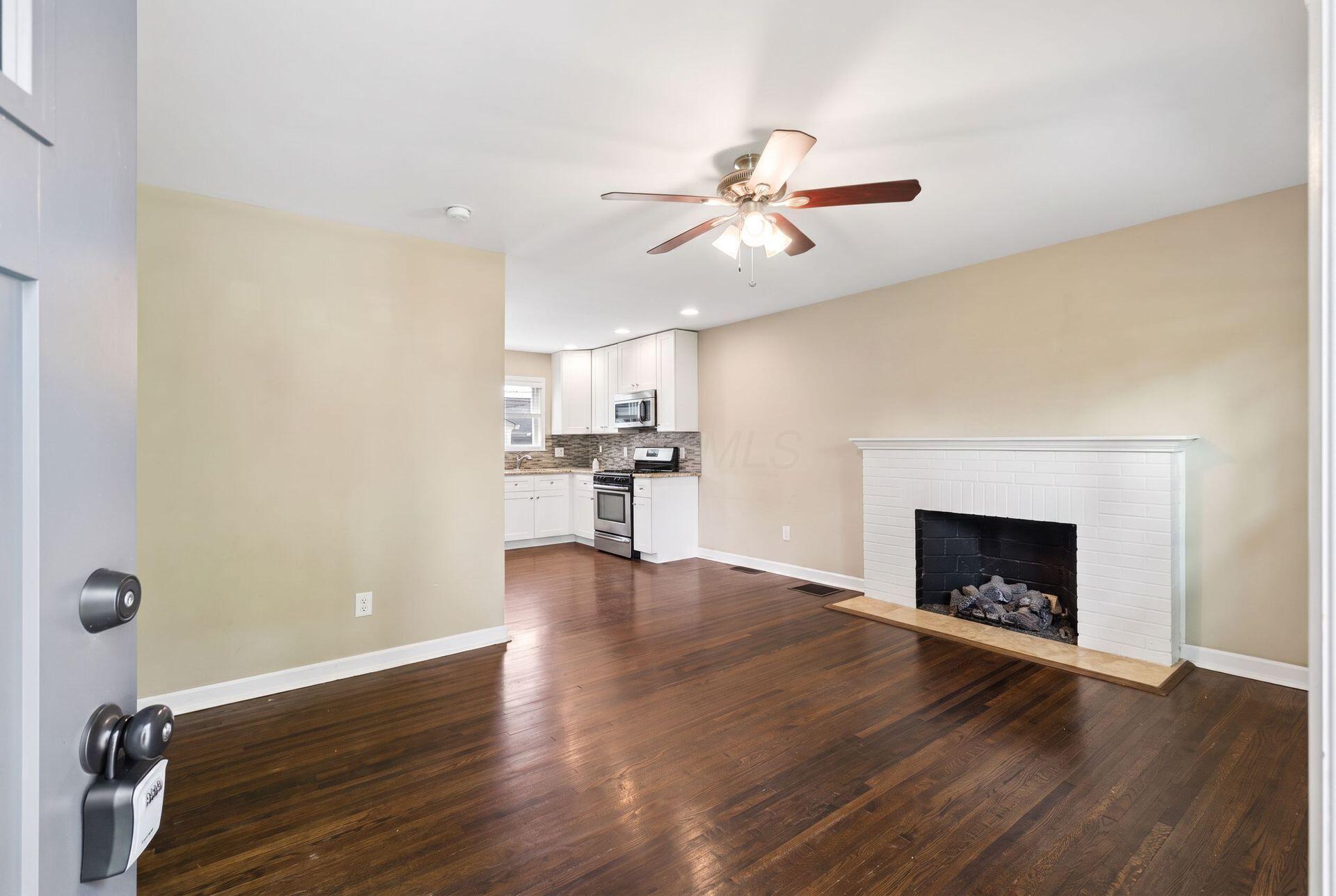 557 E Royal Forest Boulevard Property Photo 5