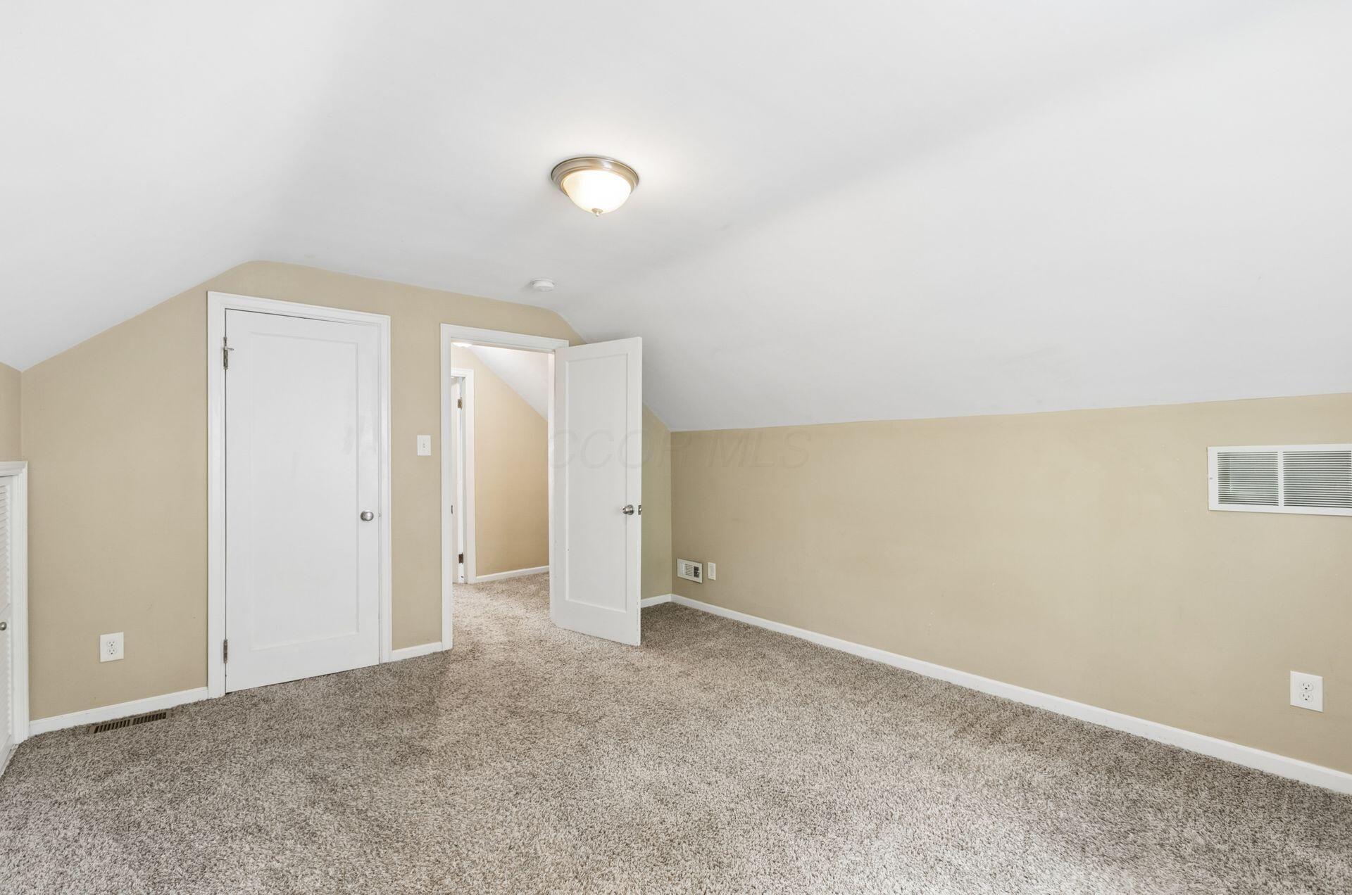 557 E Royal Forest Boulevard Property Photo 12