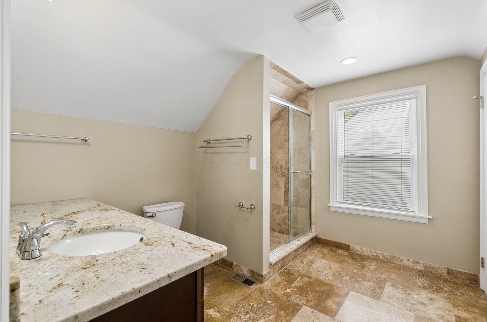 557 E Royal Forest Boulevard Property Photo 14