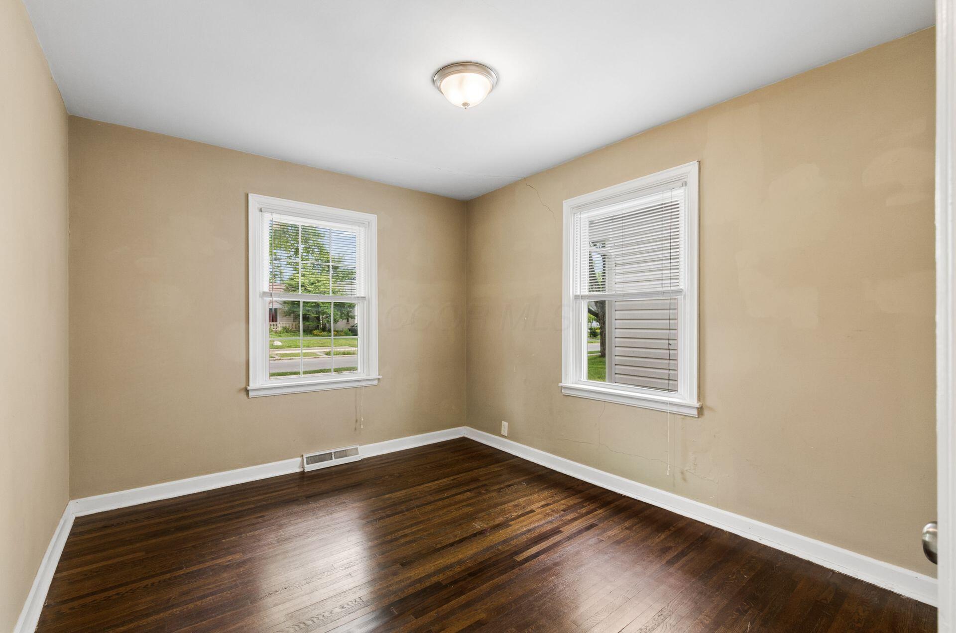 557 E Royal Forest Boulevard Property Photo 20