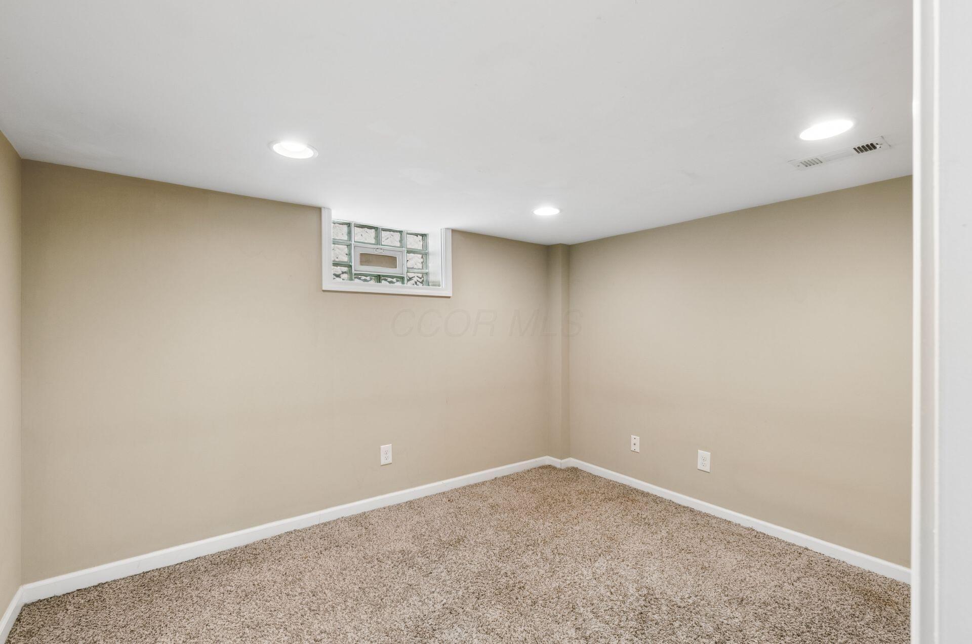 557 E Royal Forest Boulevard Property Photo 23