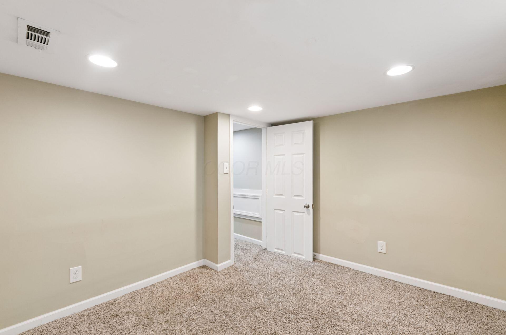 557 E Royal Forest Boulevard Property Photo 24