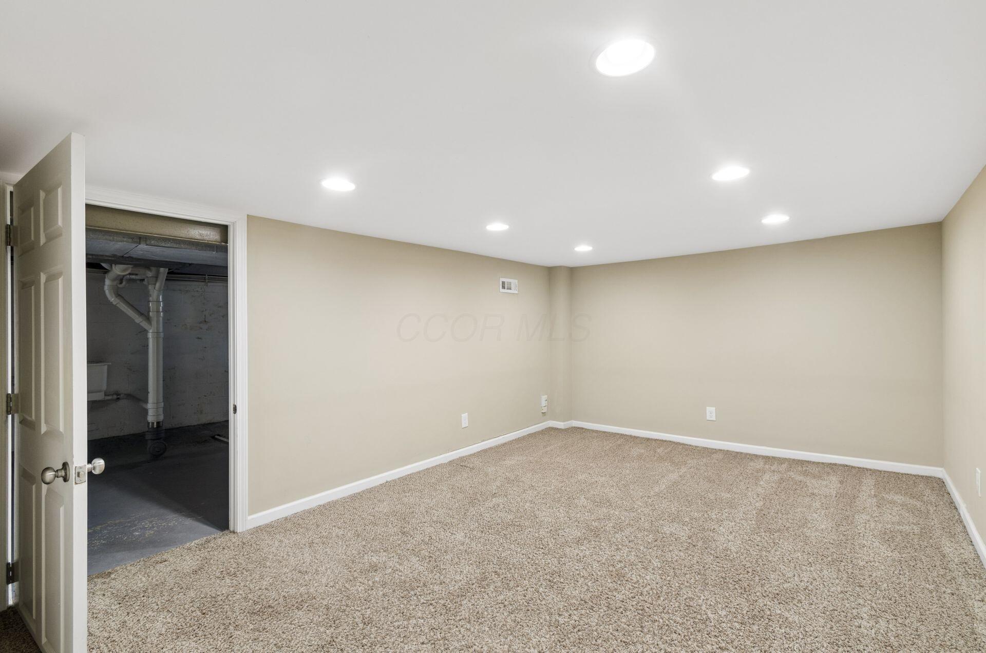 557 E Royal Forest Boulevard Property Photo 25
