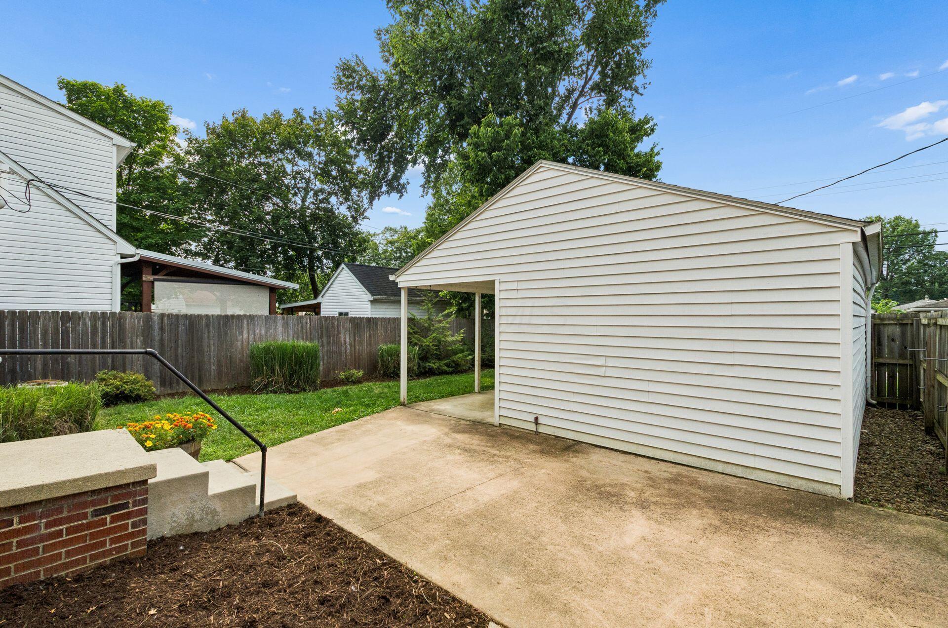 557 E Royal Forest Boulevard Property Photo 31