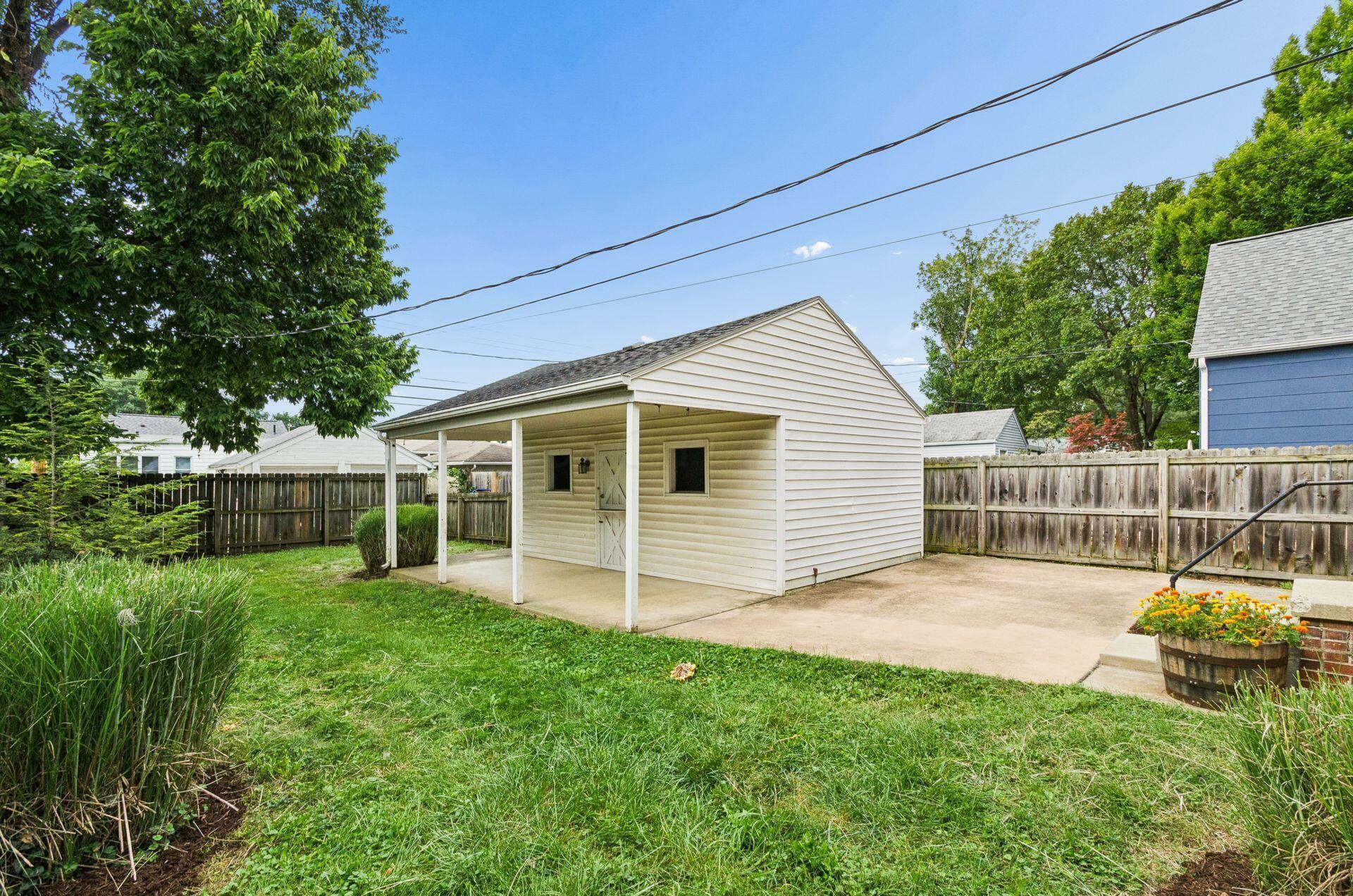 557 E Royal Forest Boulevard Property Photo 32
