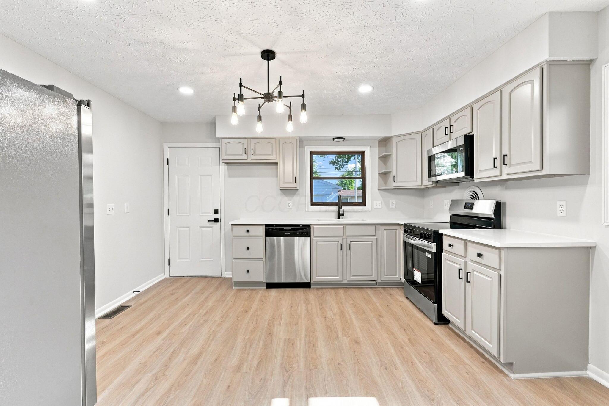 1554 Argus Road Property Photo 10
