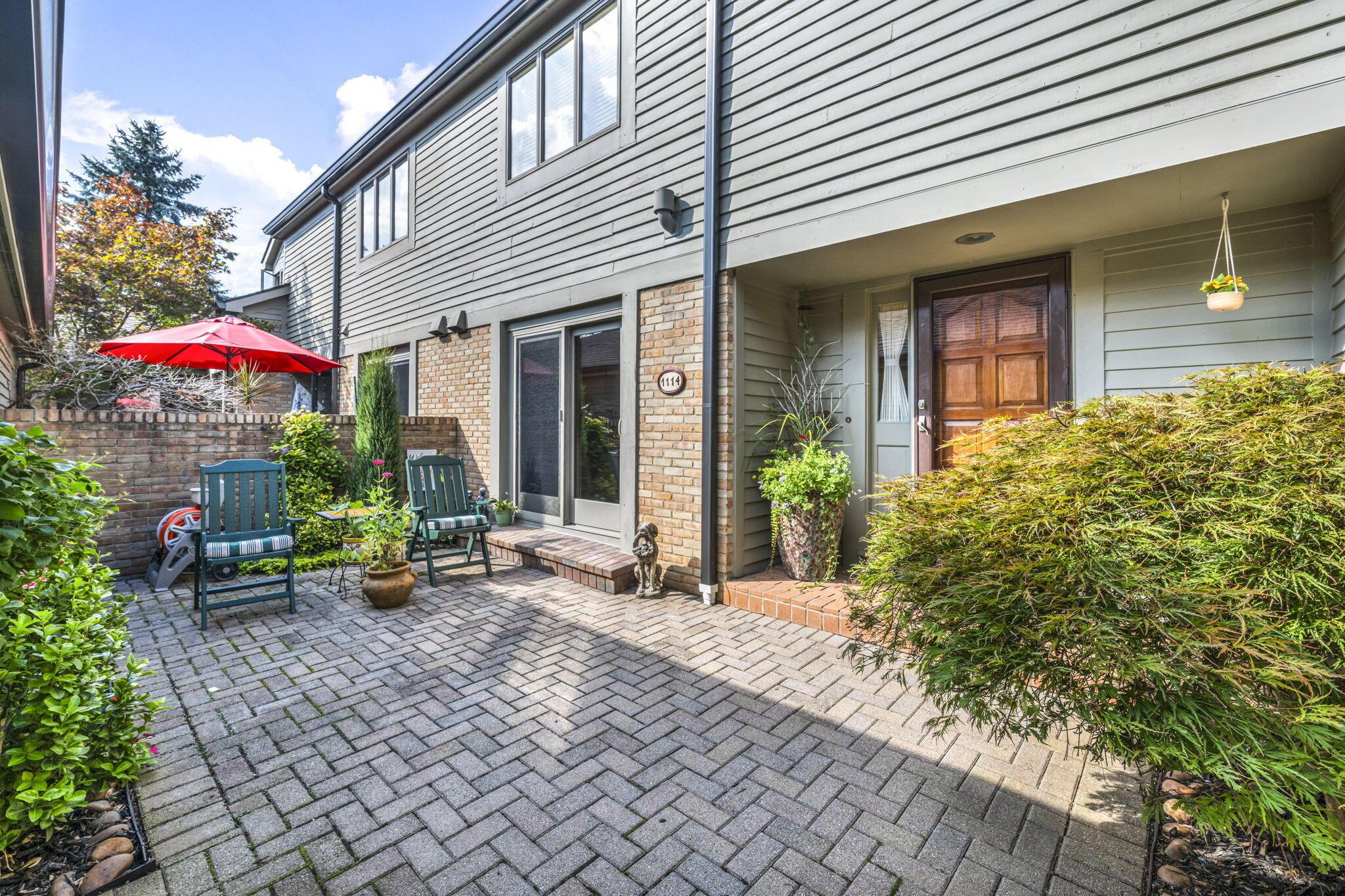 1114 Strathaven Drive N, 5c Property Photo 8
