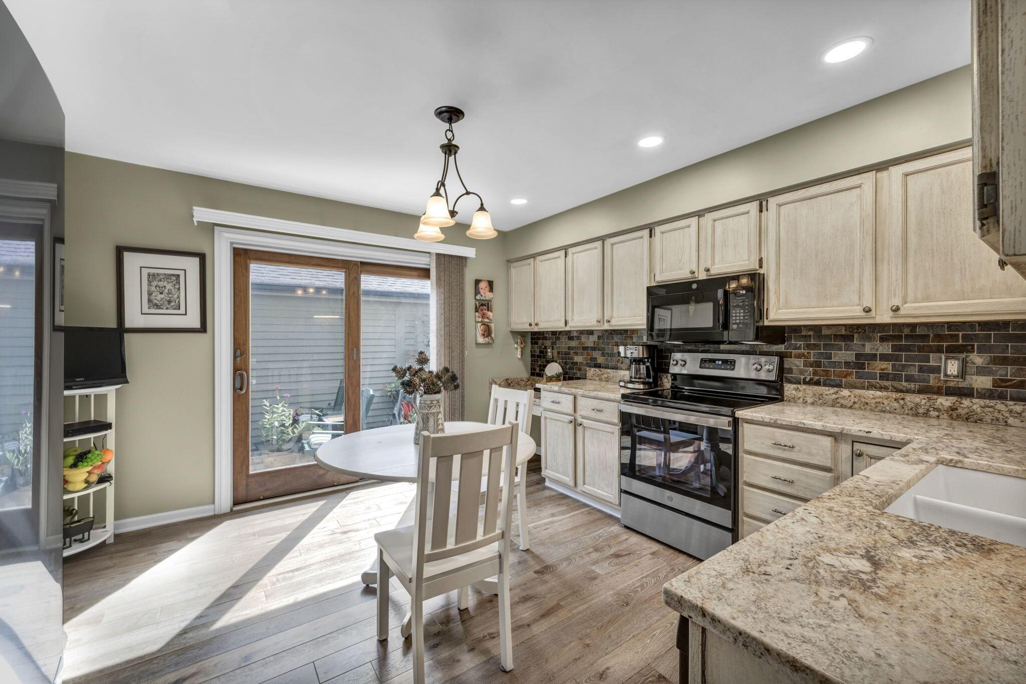 1114 Strathaven Drive N, 5c Property Photo 17