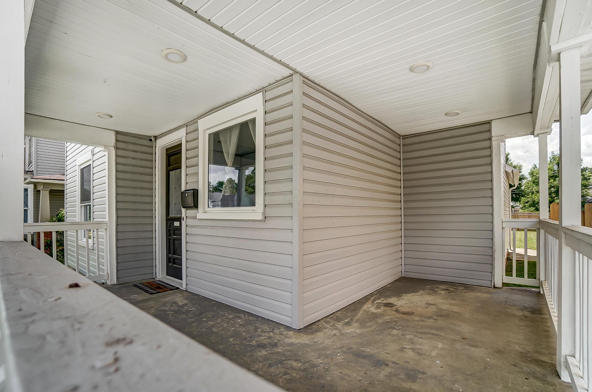 127 E Grand Avenue Property Photo 3