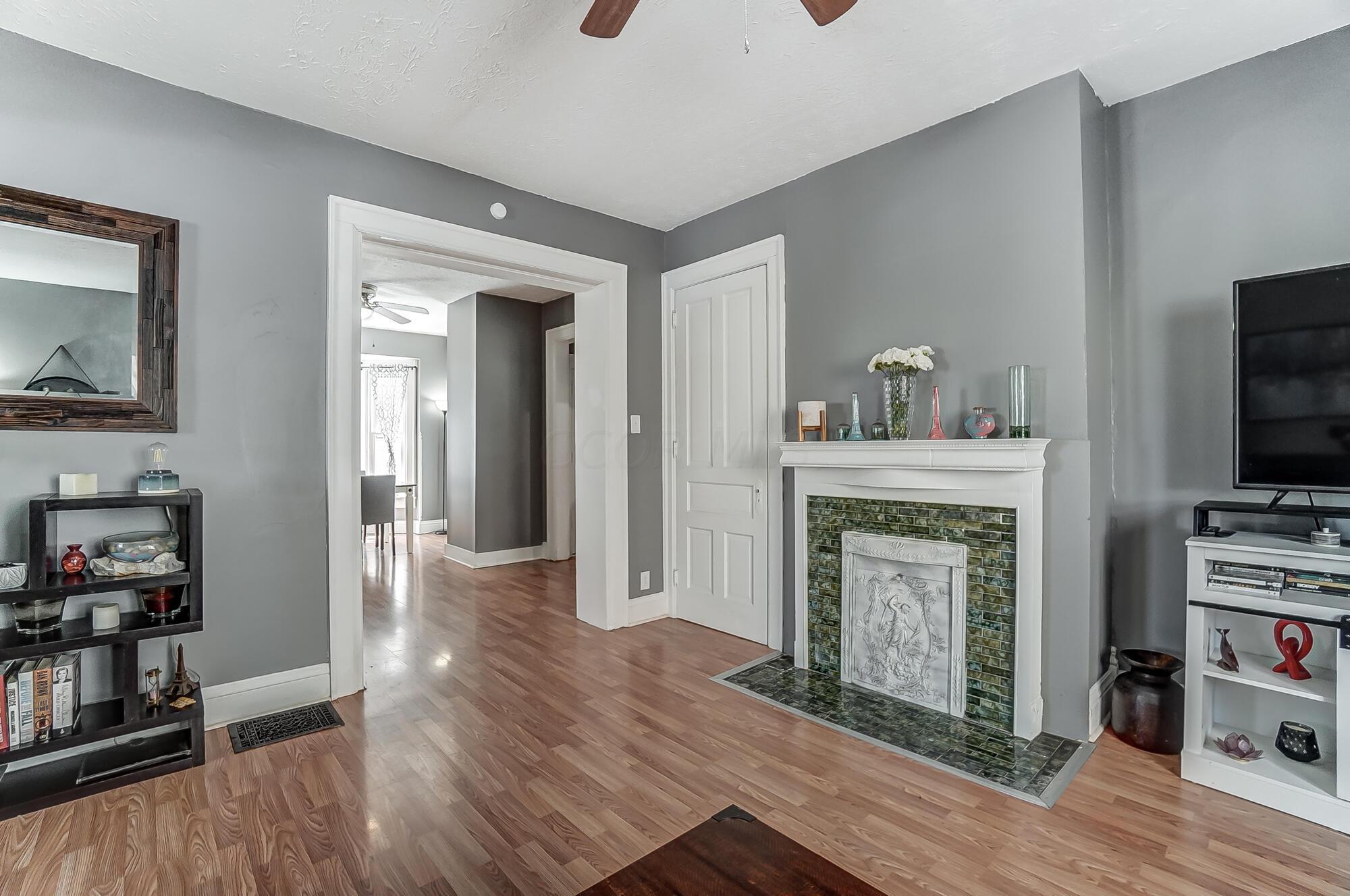 127 E Grand Avenue Property Photo 16