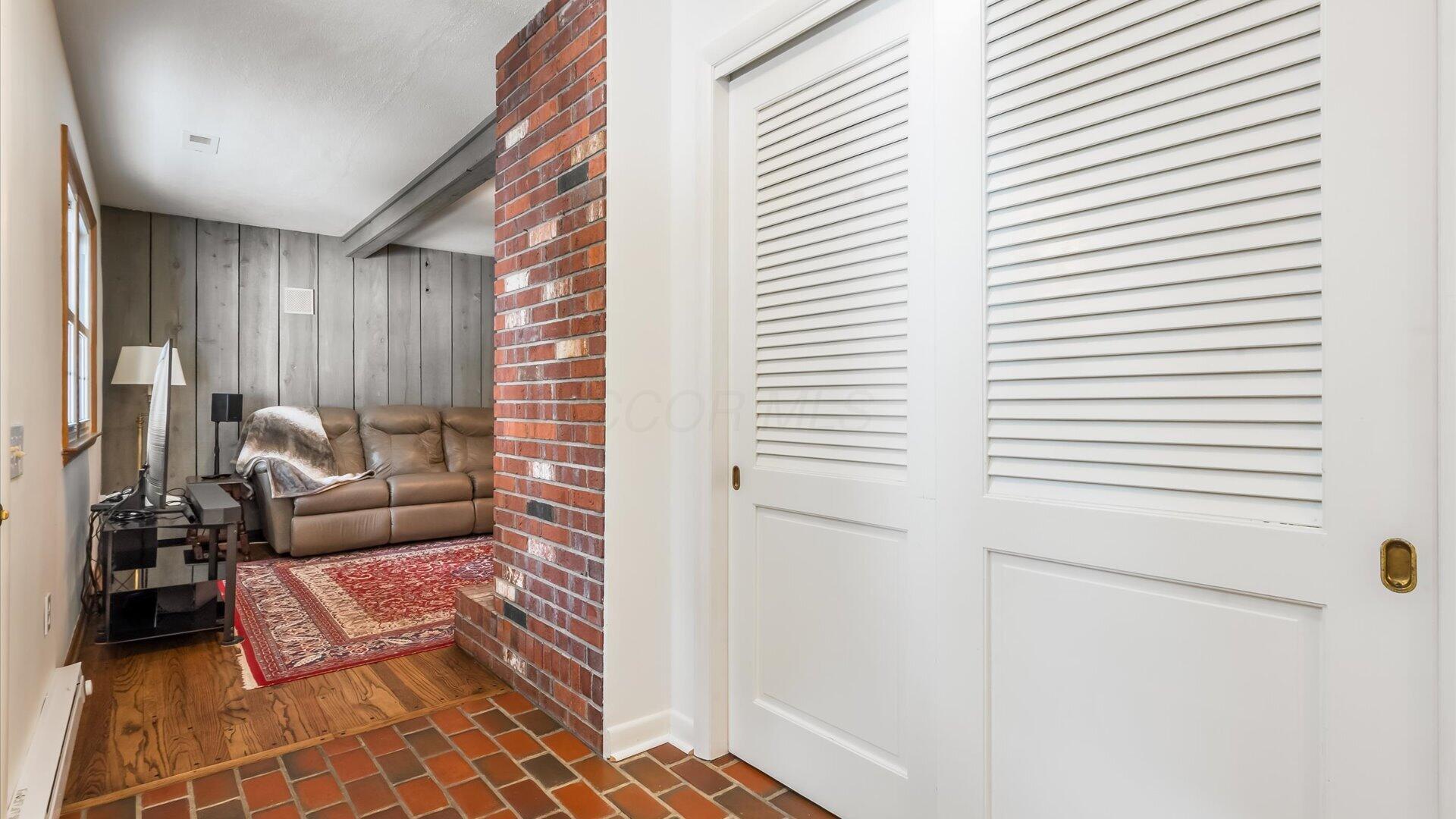 859 Shoreham Drive Property Photo 4