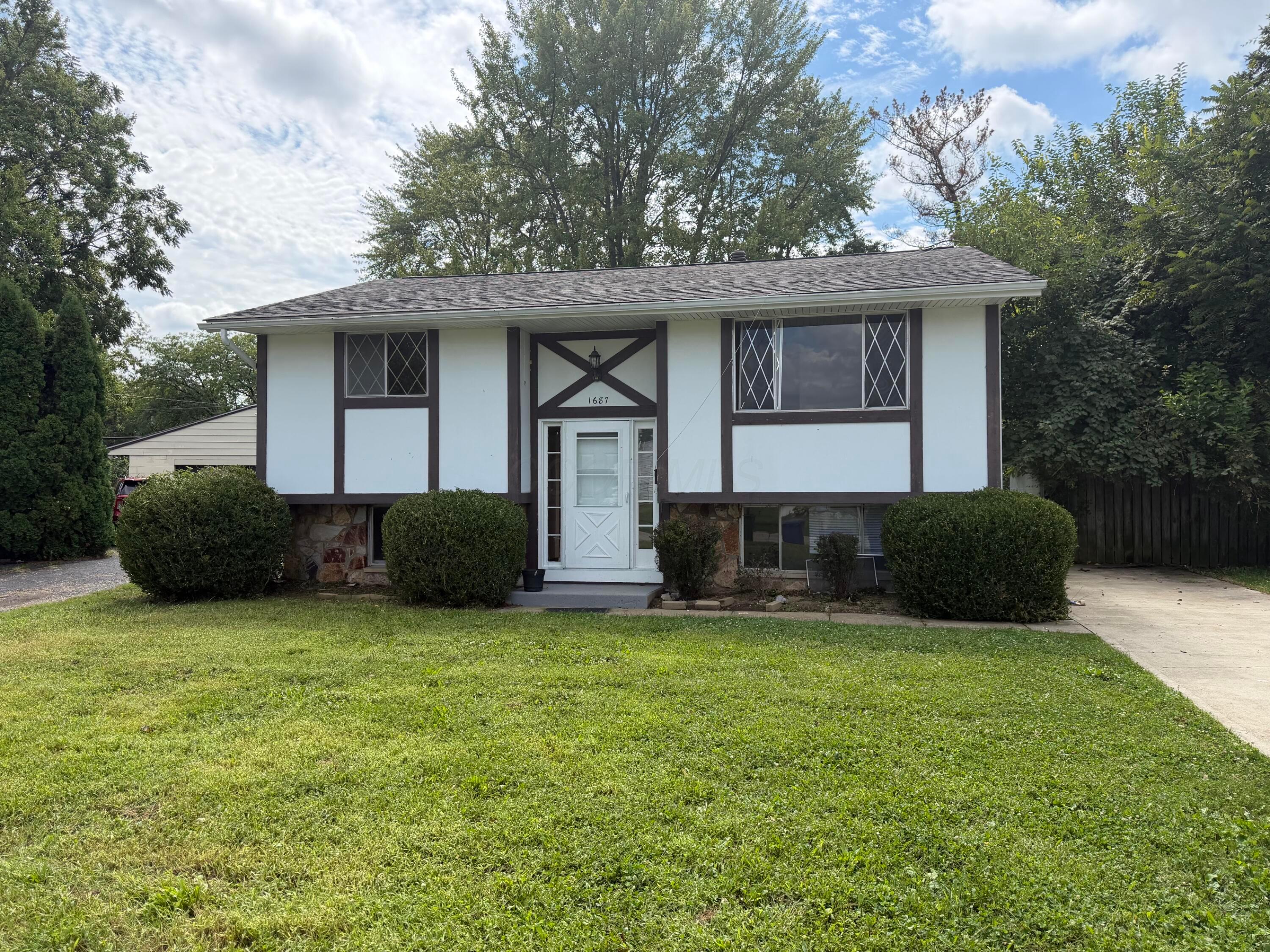1687 Brookfield Square S Property Photo 1