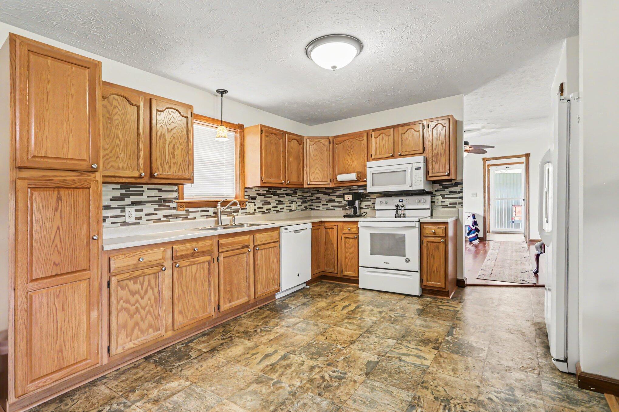 180 E Hydell Road Property Photo 11