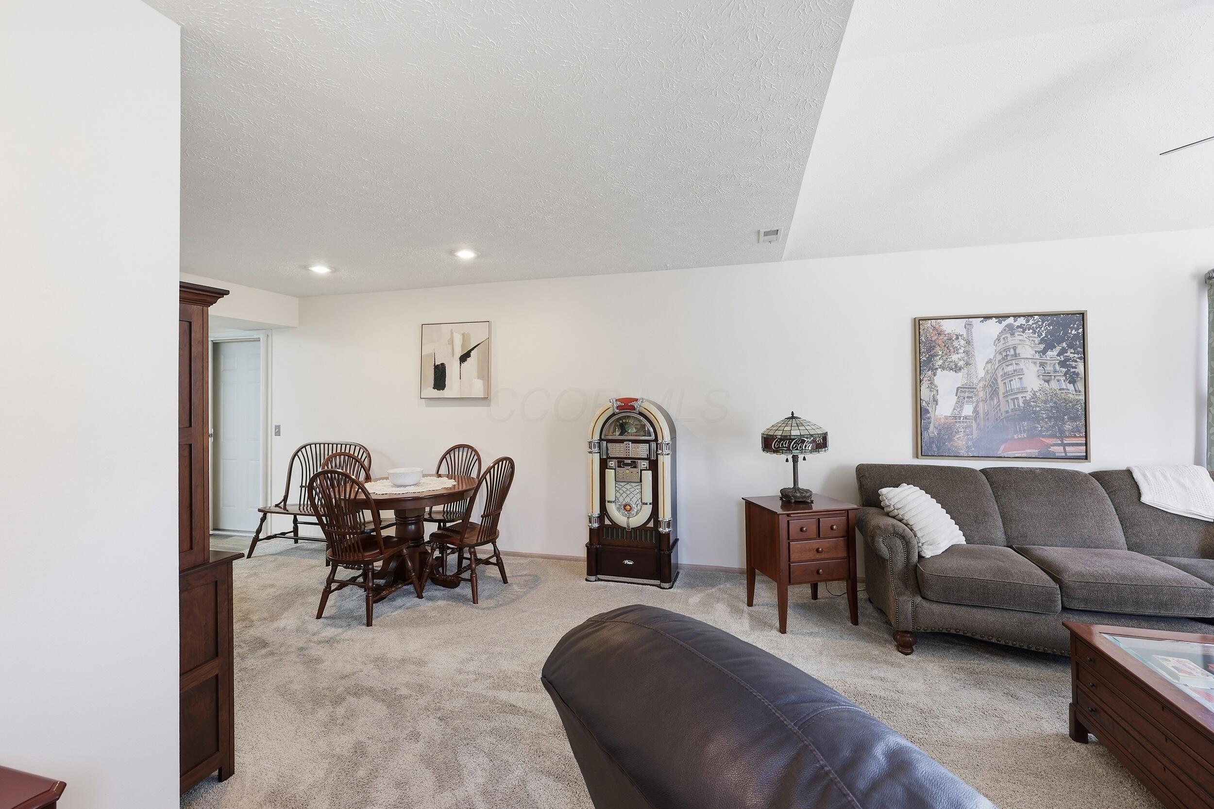 5801 Willow Lake Drive Property Photo 7