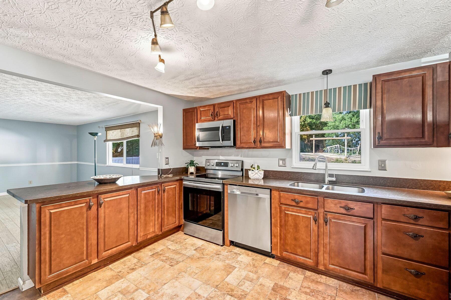 8749 Scarsdale Boulevard Property Photo 8