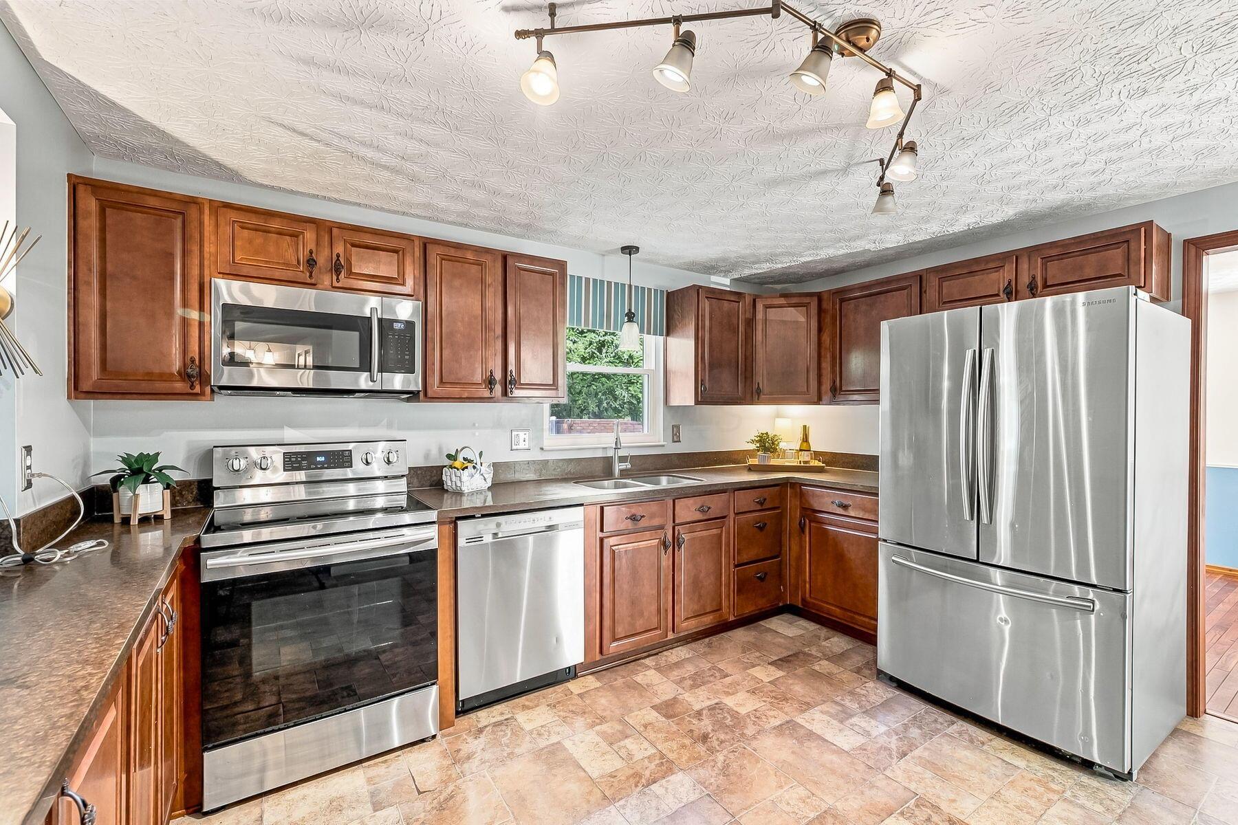 8749 Scarsdale Boulevard Property Photo 9