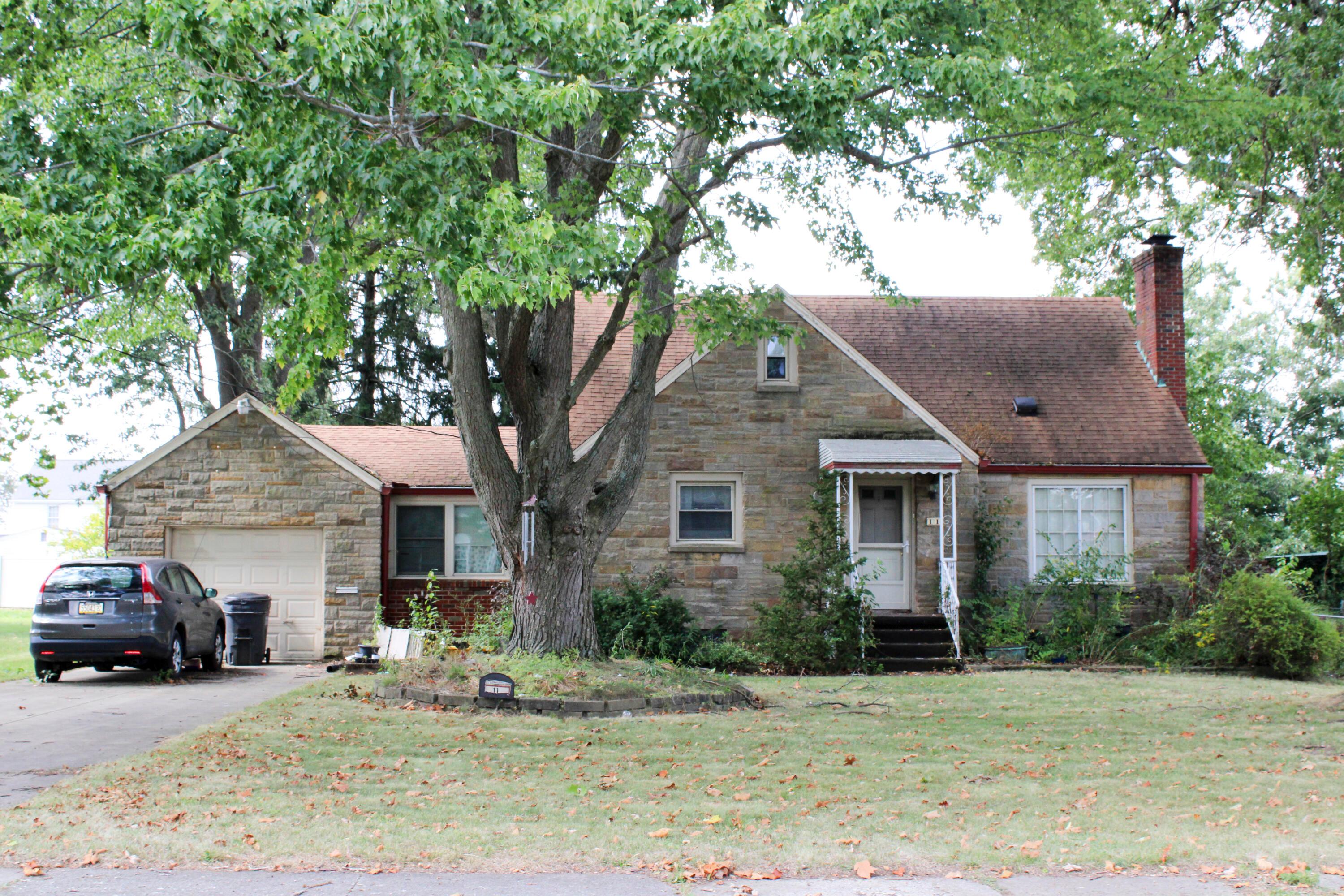11 W Maxwell Drive Property Photo 1