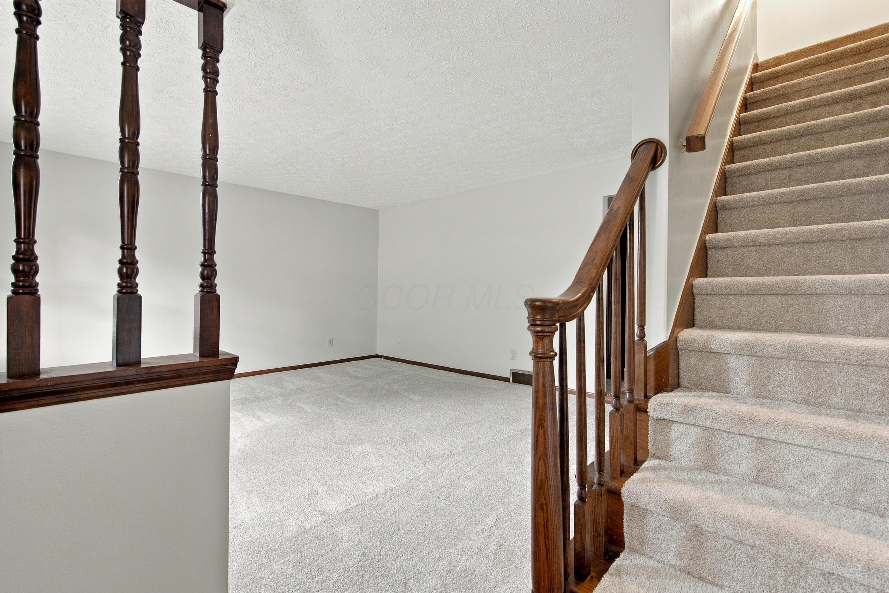 923-925 Bluffway Drive Property Photo 2