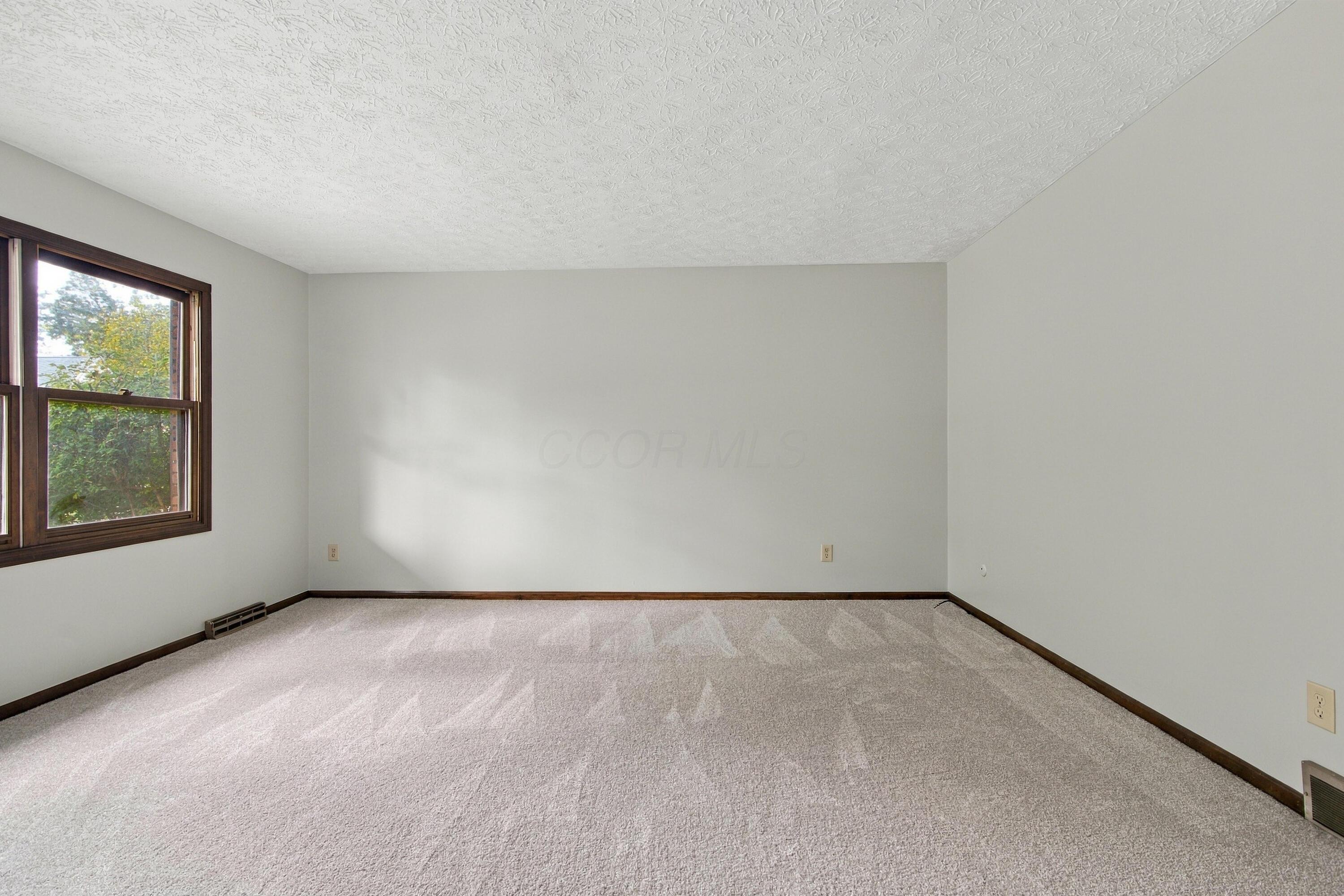 923-925 Bluffway Drive Property Photo 3