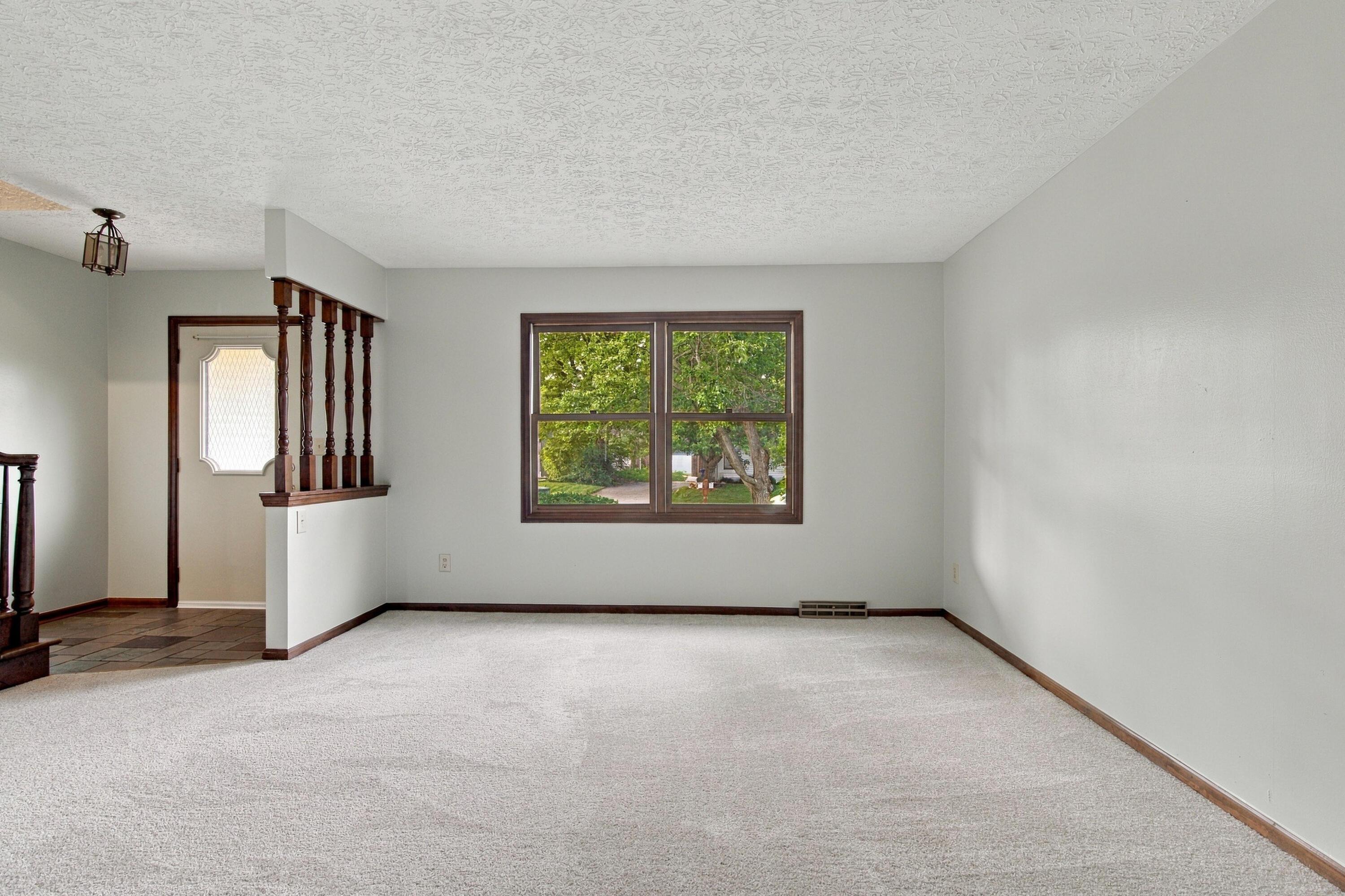 923-925 Bluffway Drive Property Photo 4