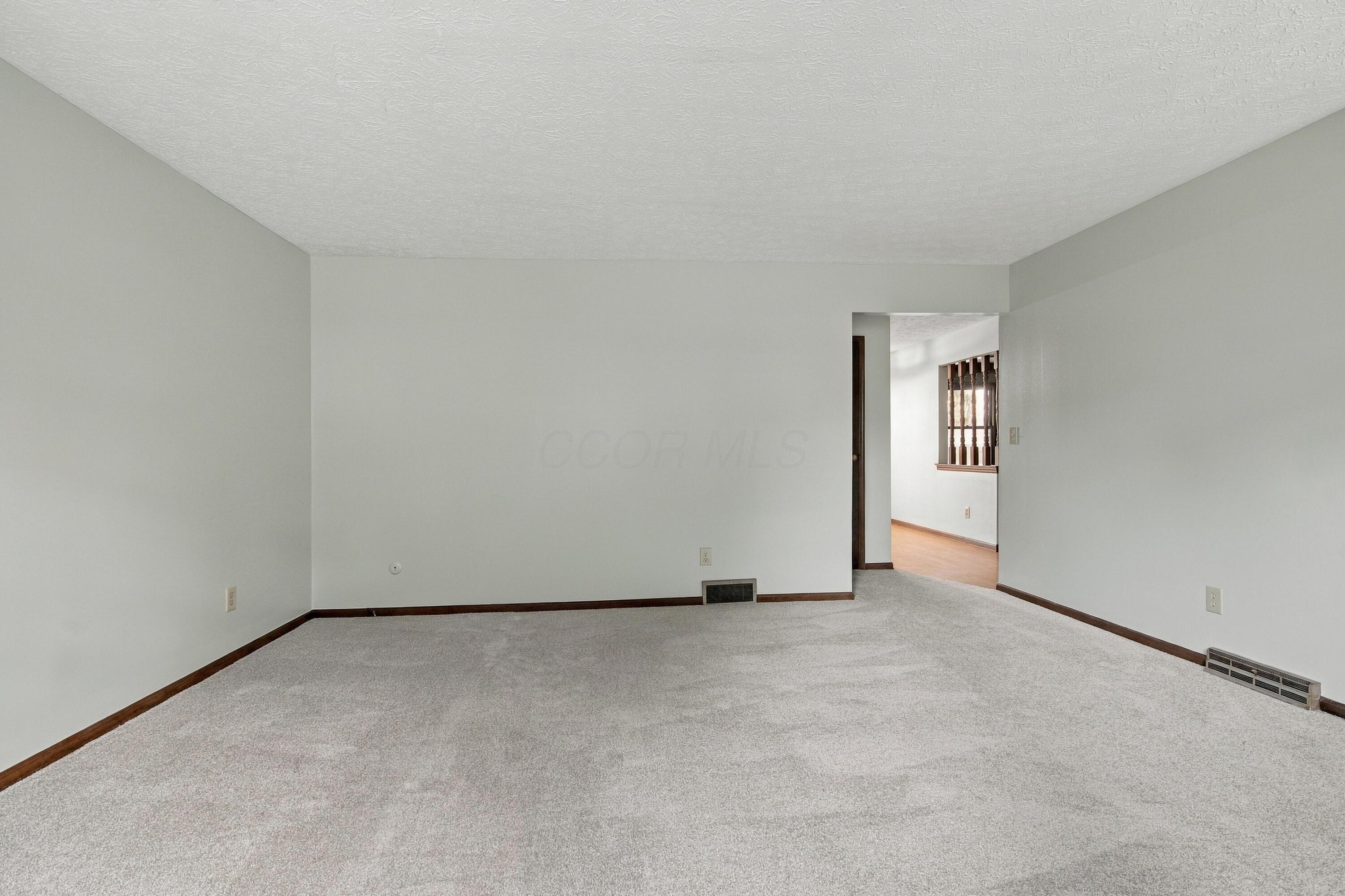 923-925 Bluffway Drive Property Photo 5