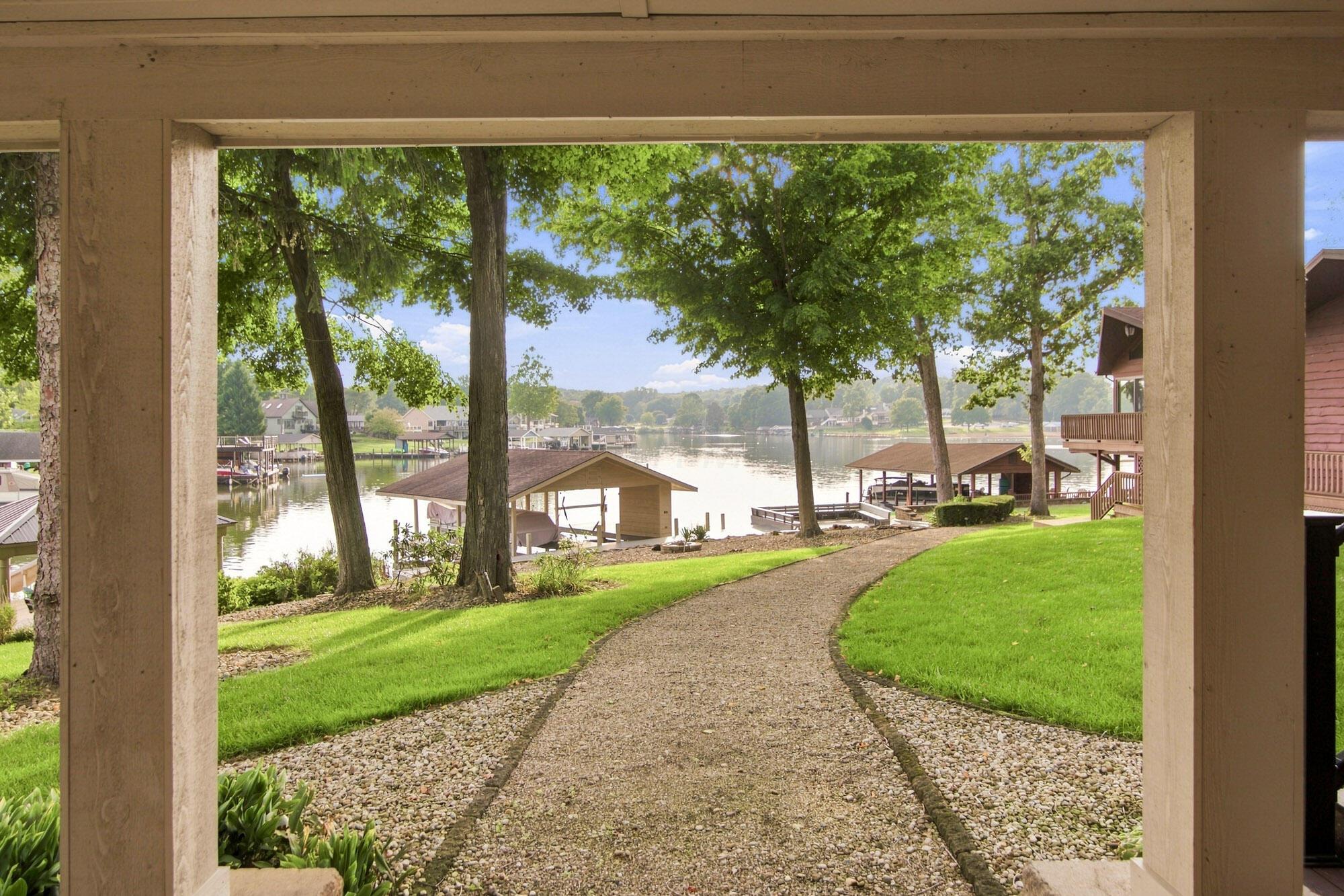 4045 Apple Valley Drive Property Photo 1