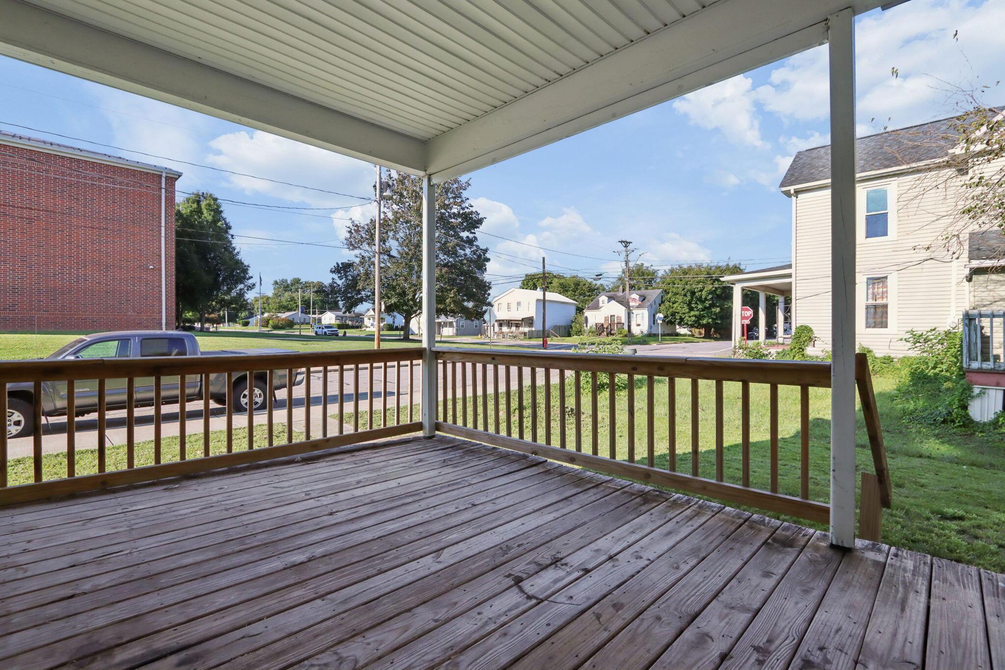 304 E Lutz Avenue Property Photo 5