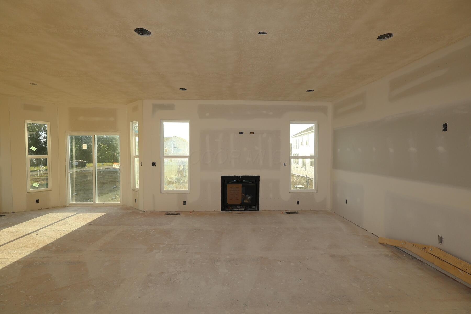 568 Fadley Loop E Property Photo 3