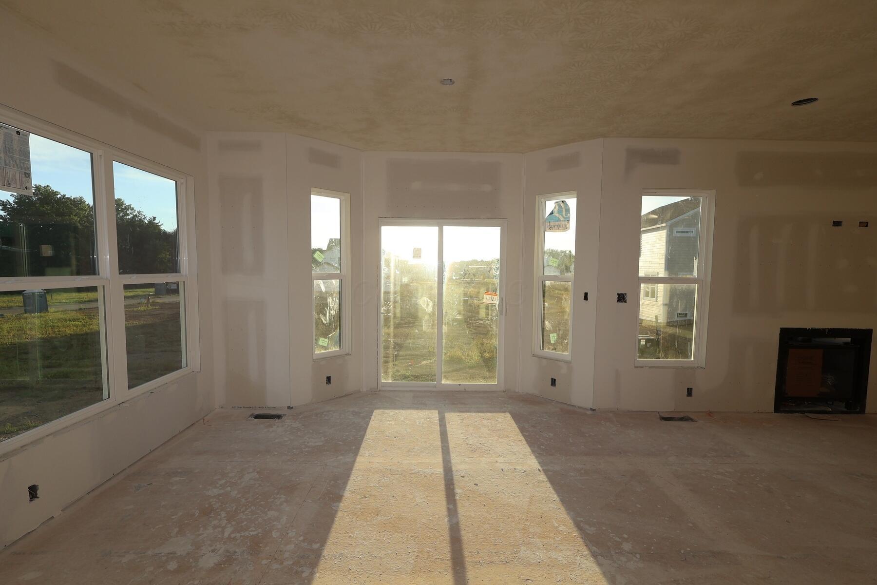 568 Fadley Loop E Property Photo 5