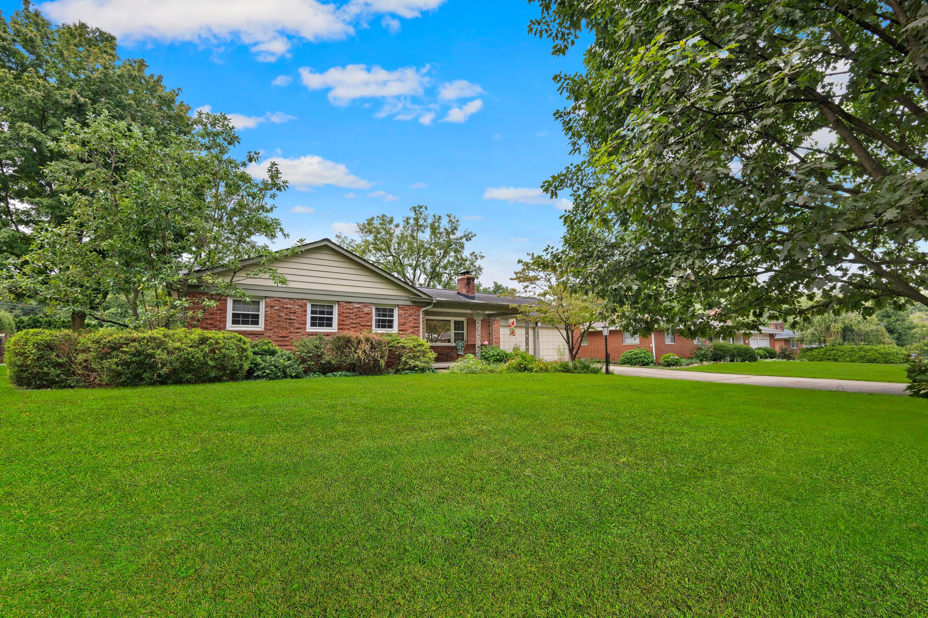 435 E Schreyer Place Property Photo 1