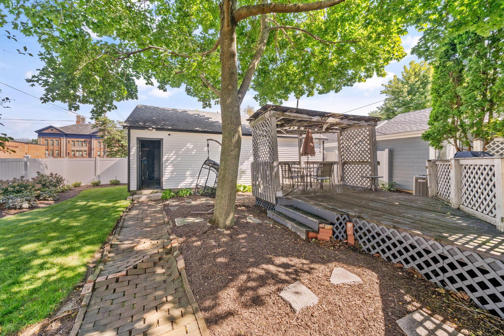 390 E Sycamore Street Property Photo 40