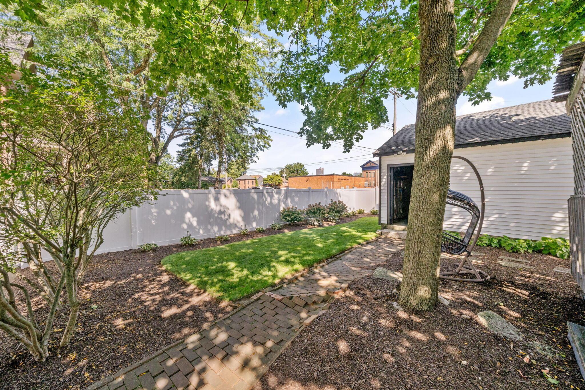 390 E Sycamore Street Property Photo 41