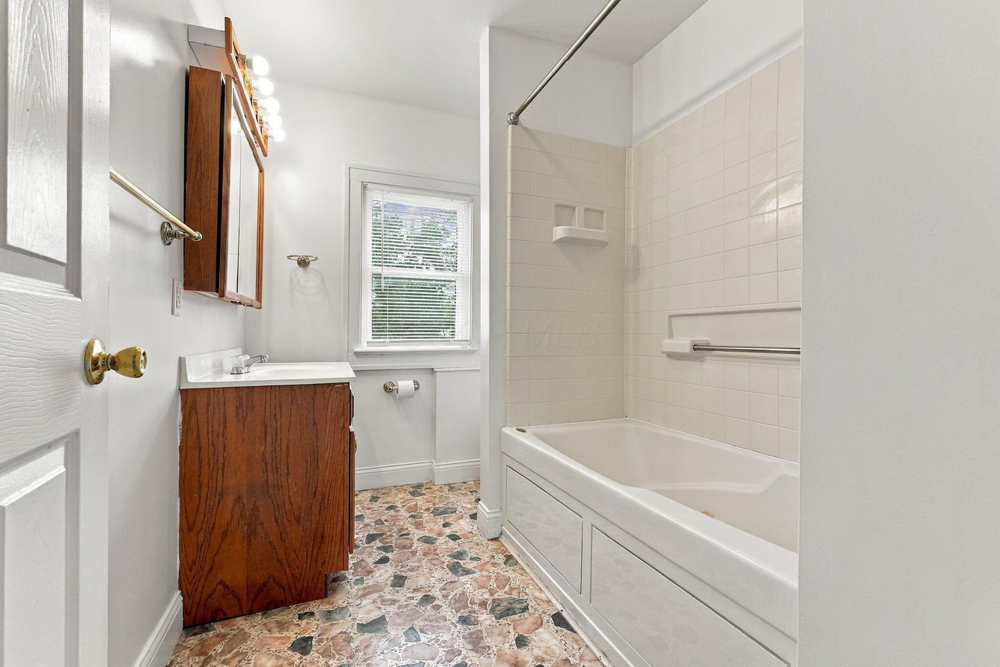 2146 Leonard Avenue Property Photo 24