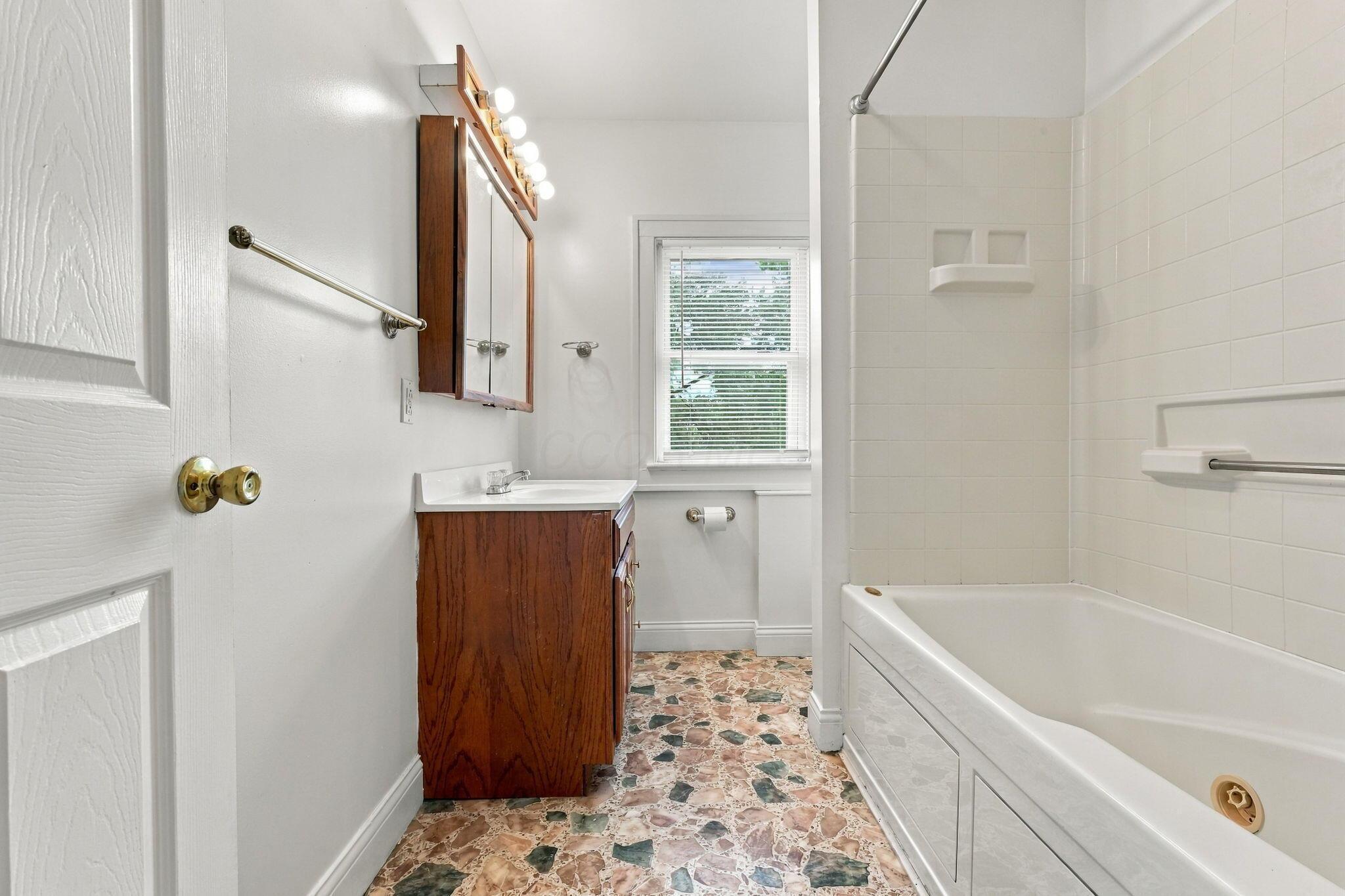 2146 Leonard Avenue Property Photo 25