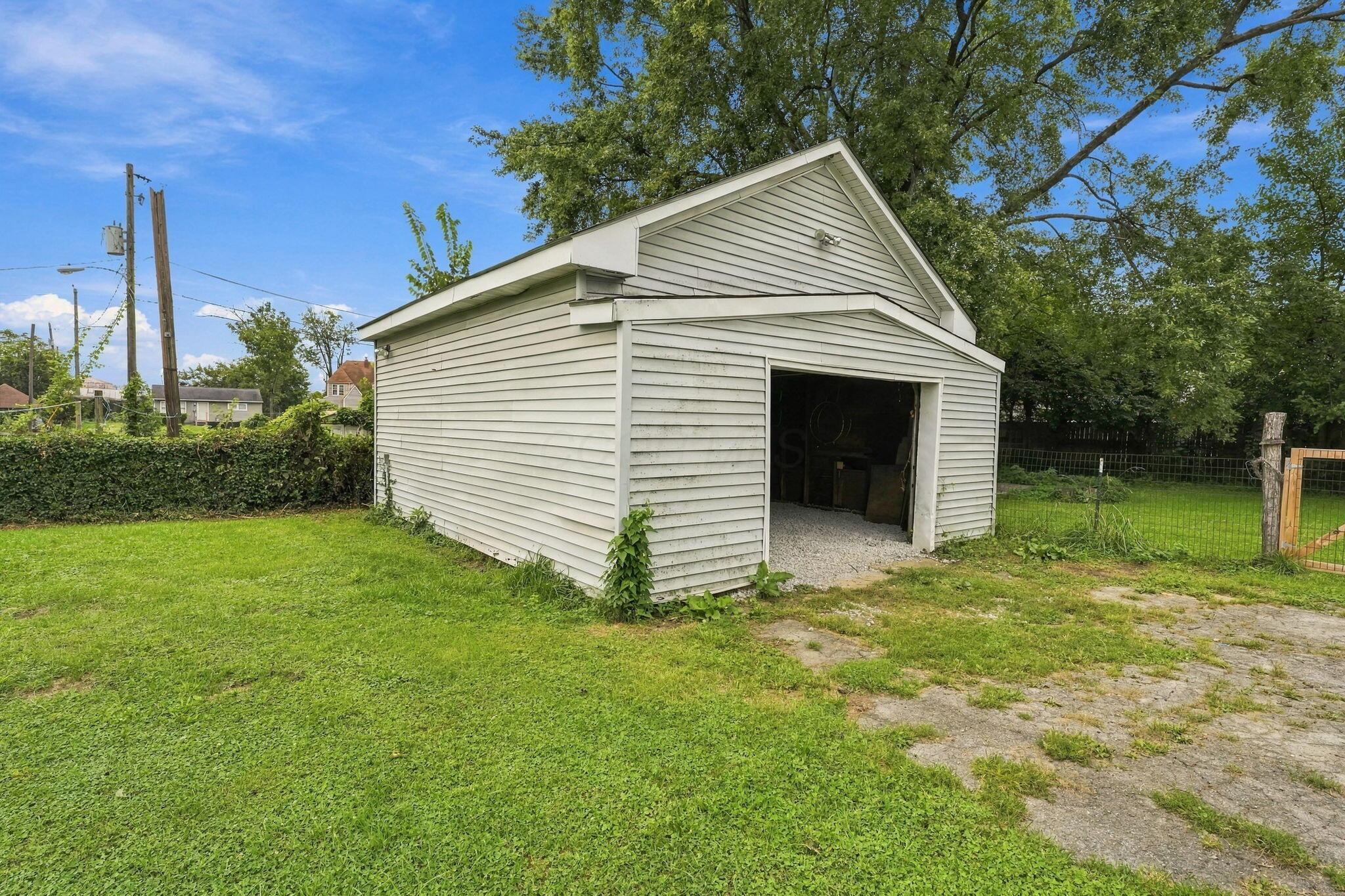 2146 Leonard Avenue Property Photo 35
