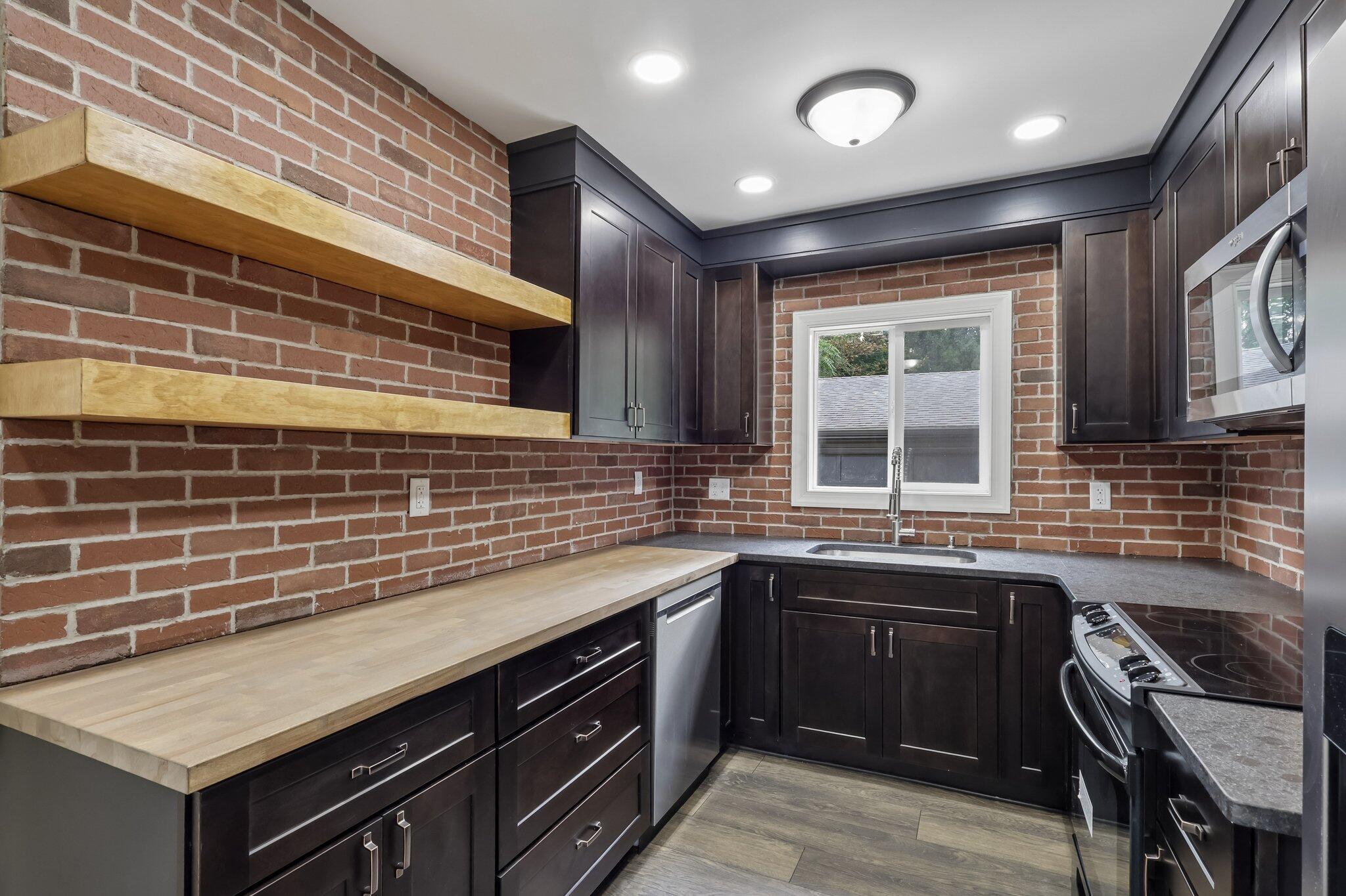 2562 Graham Avenue Property Photo 13