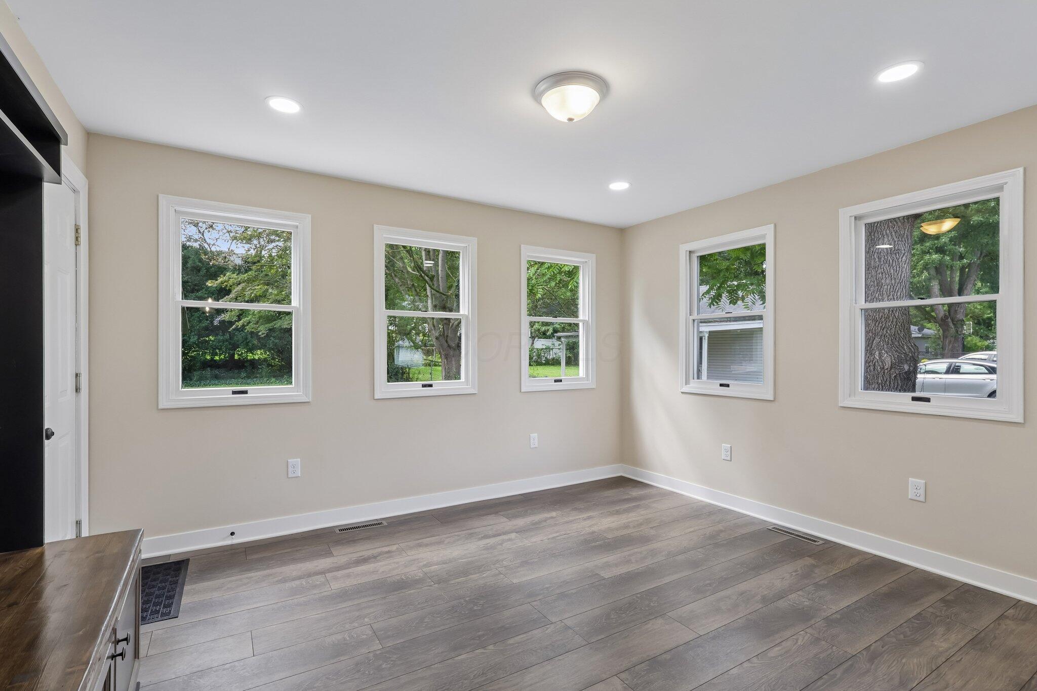 2562 Graham Avenue Property Photo 16