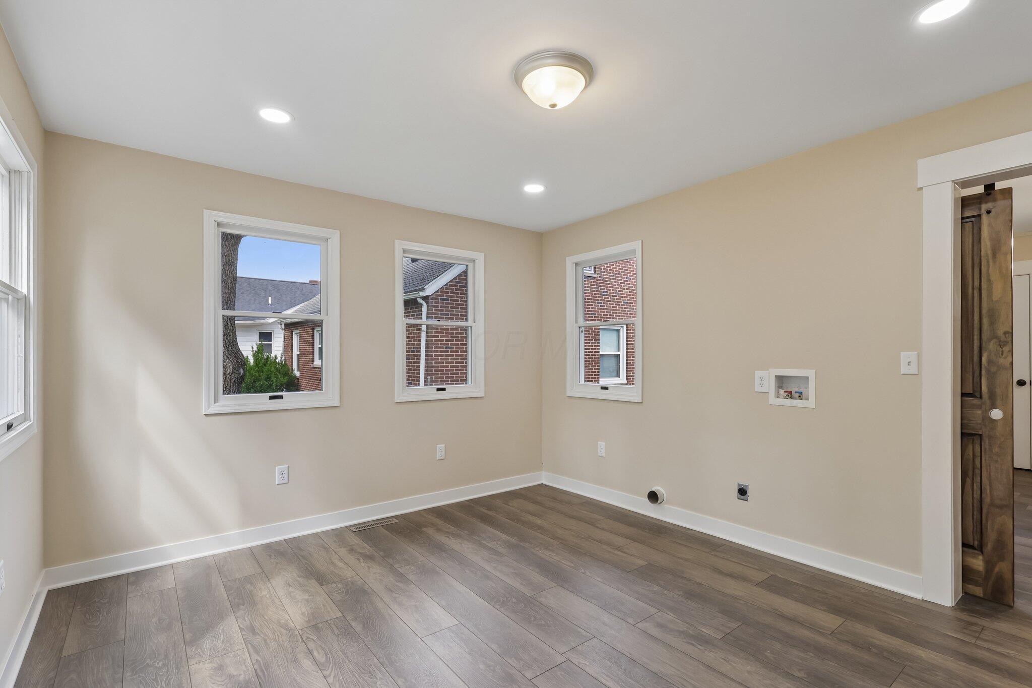 2562 Graham Avenue Property Photo 17