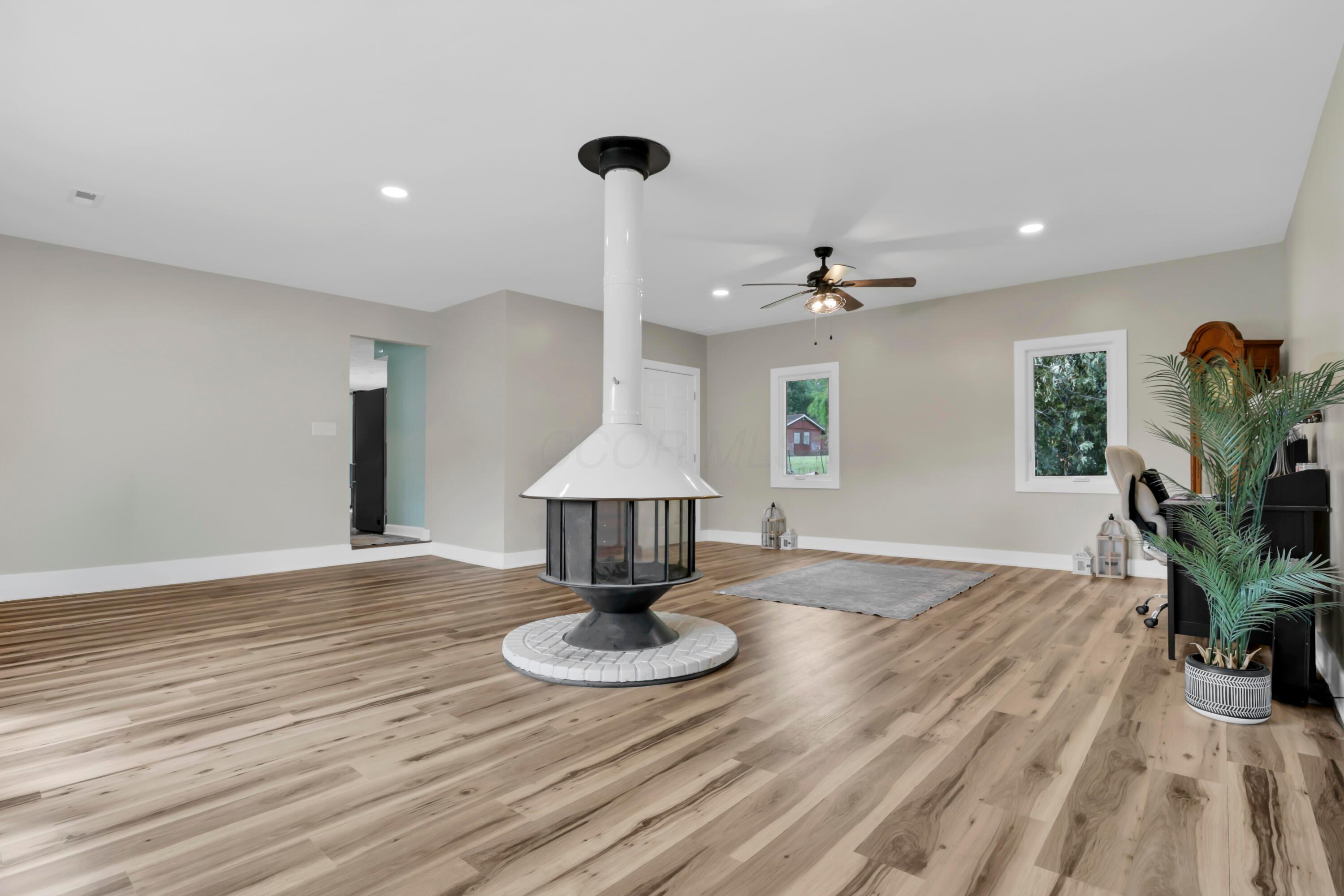 7198 Canyon Road Se Property Photo 11