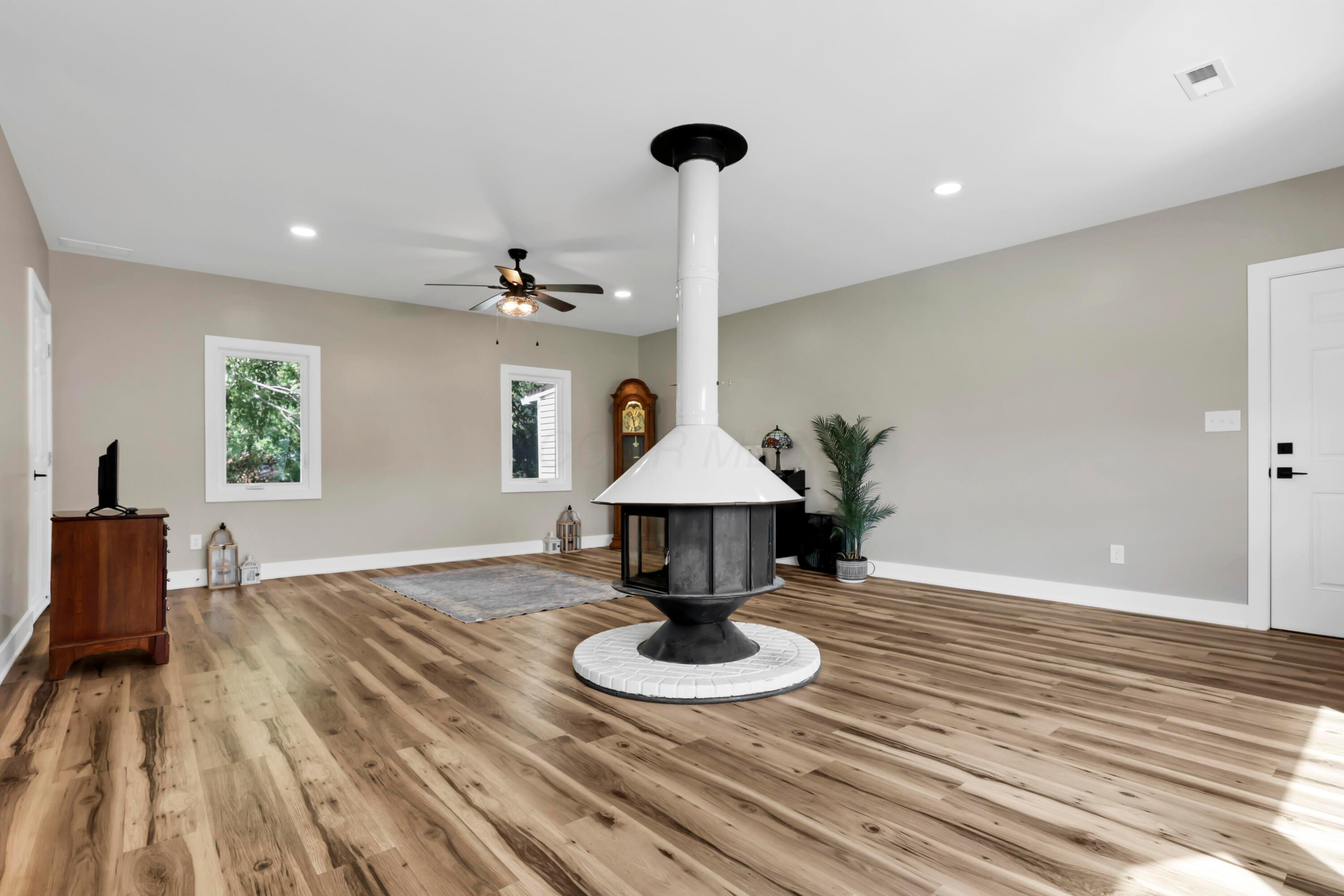 7198 Canyon Road Se Property Photo 12