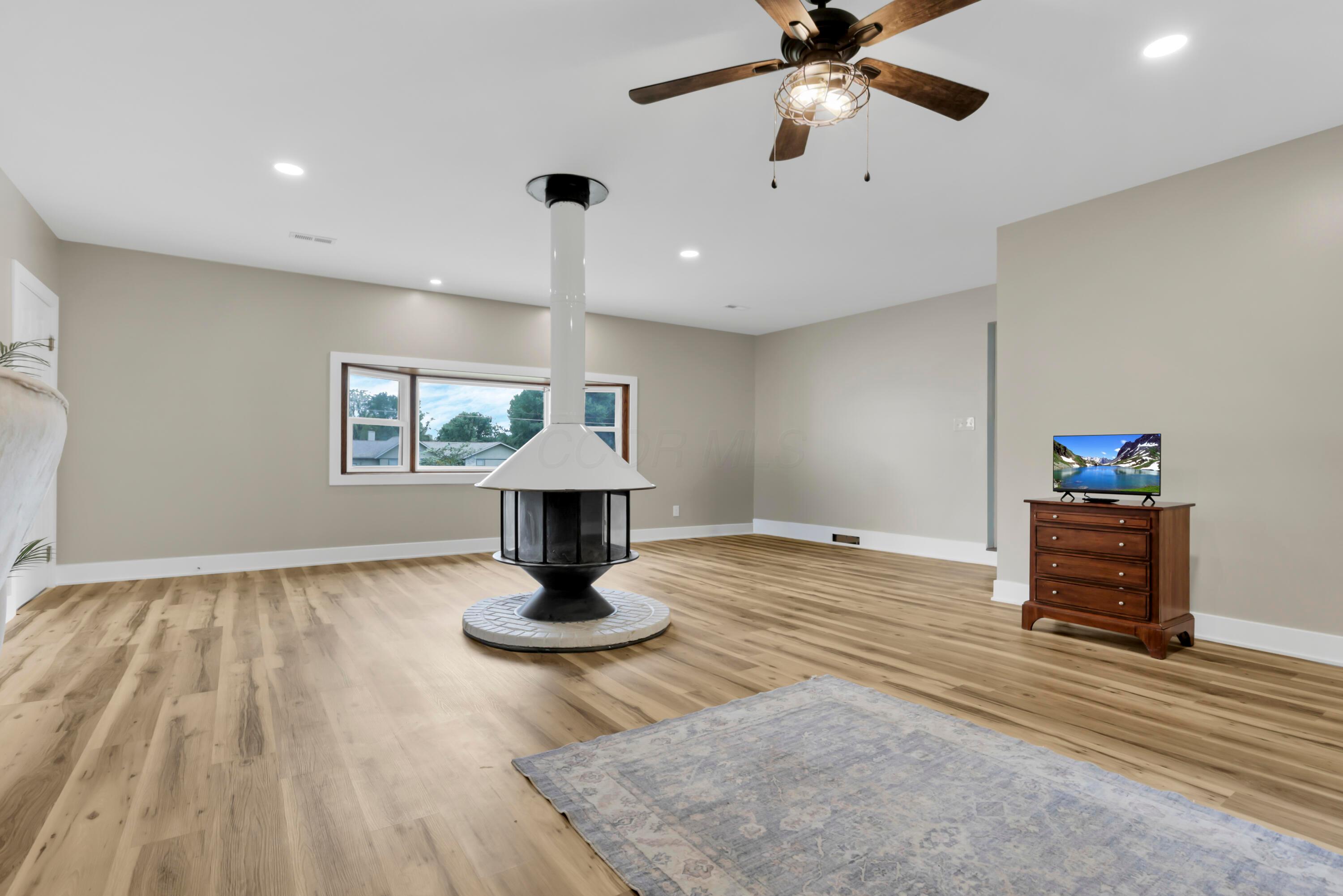 7198 Canyon Road Se Property Photo 13