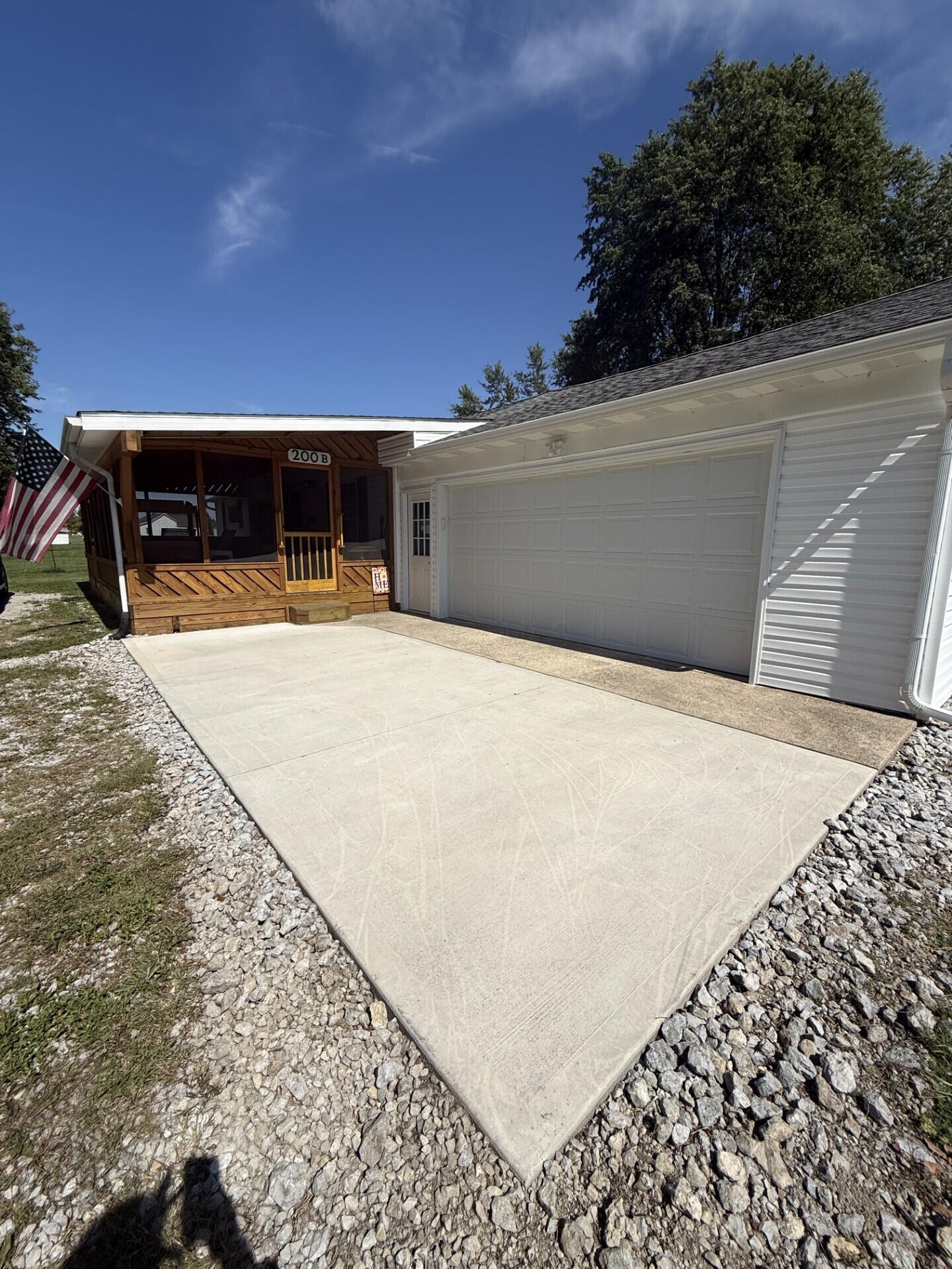 200 Chandler Avenue, B Property Photo 1
