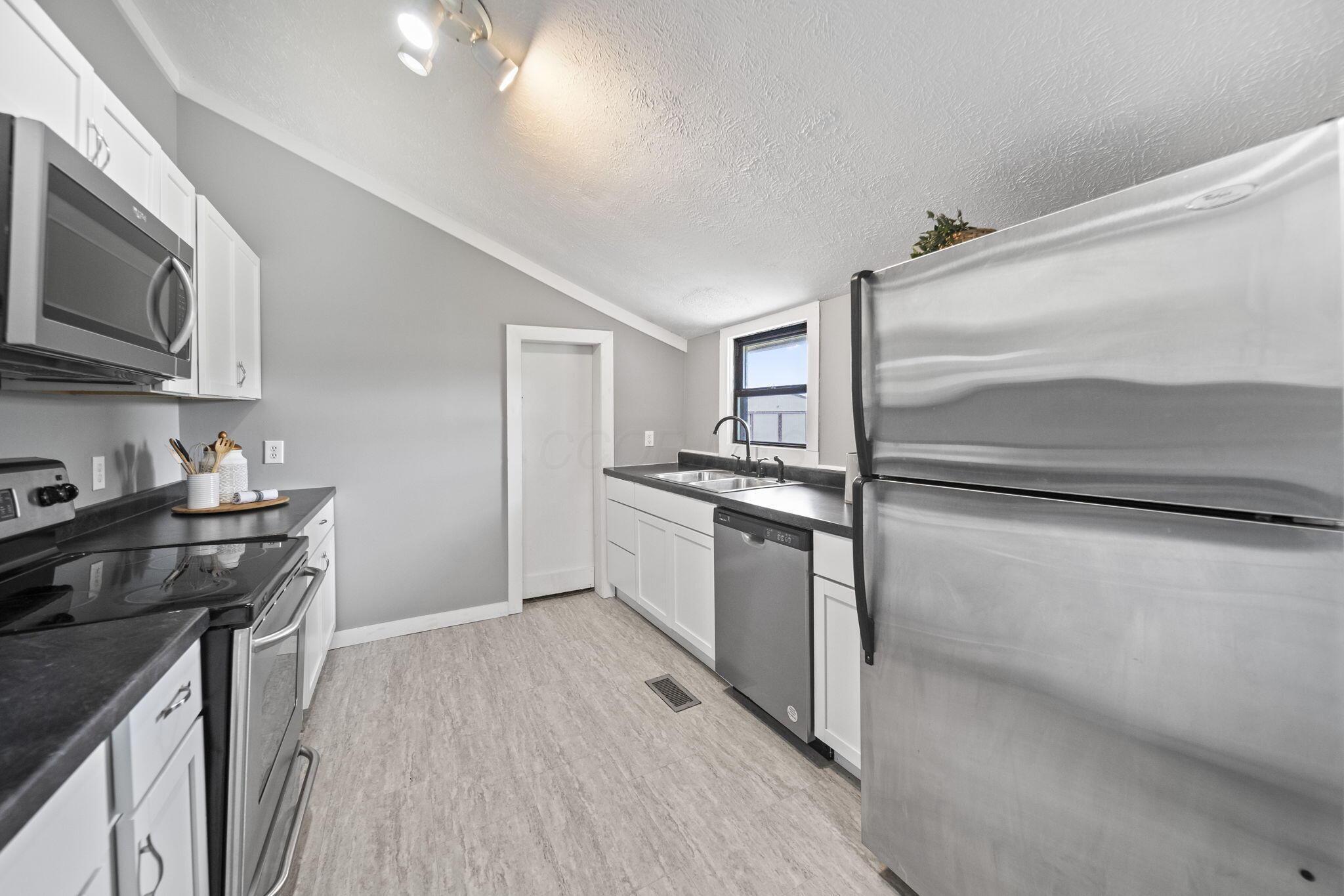 226036103 Property Photo 20