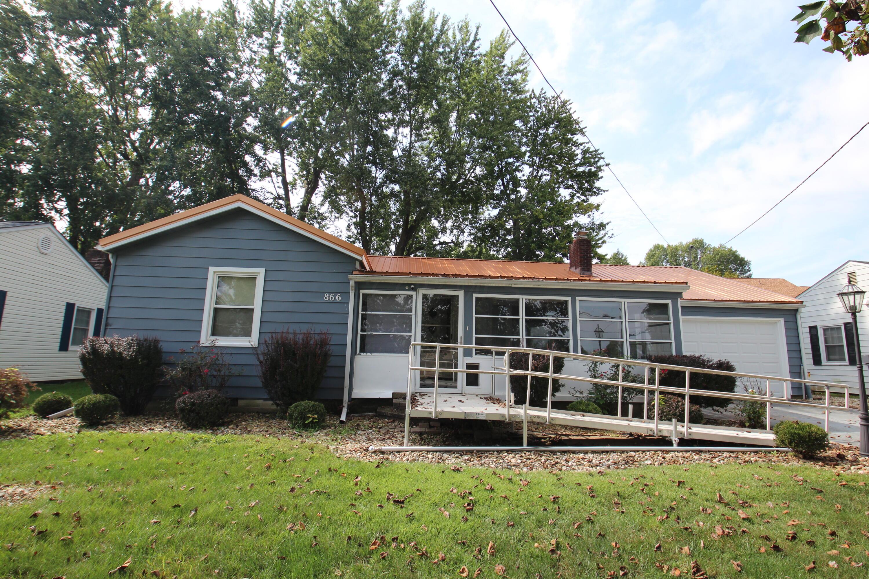 866 Lakeshore Drive W Property Photo 1