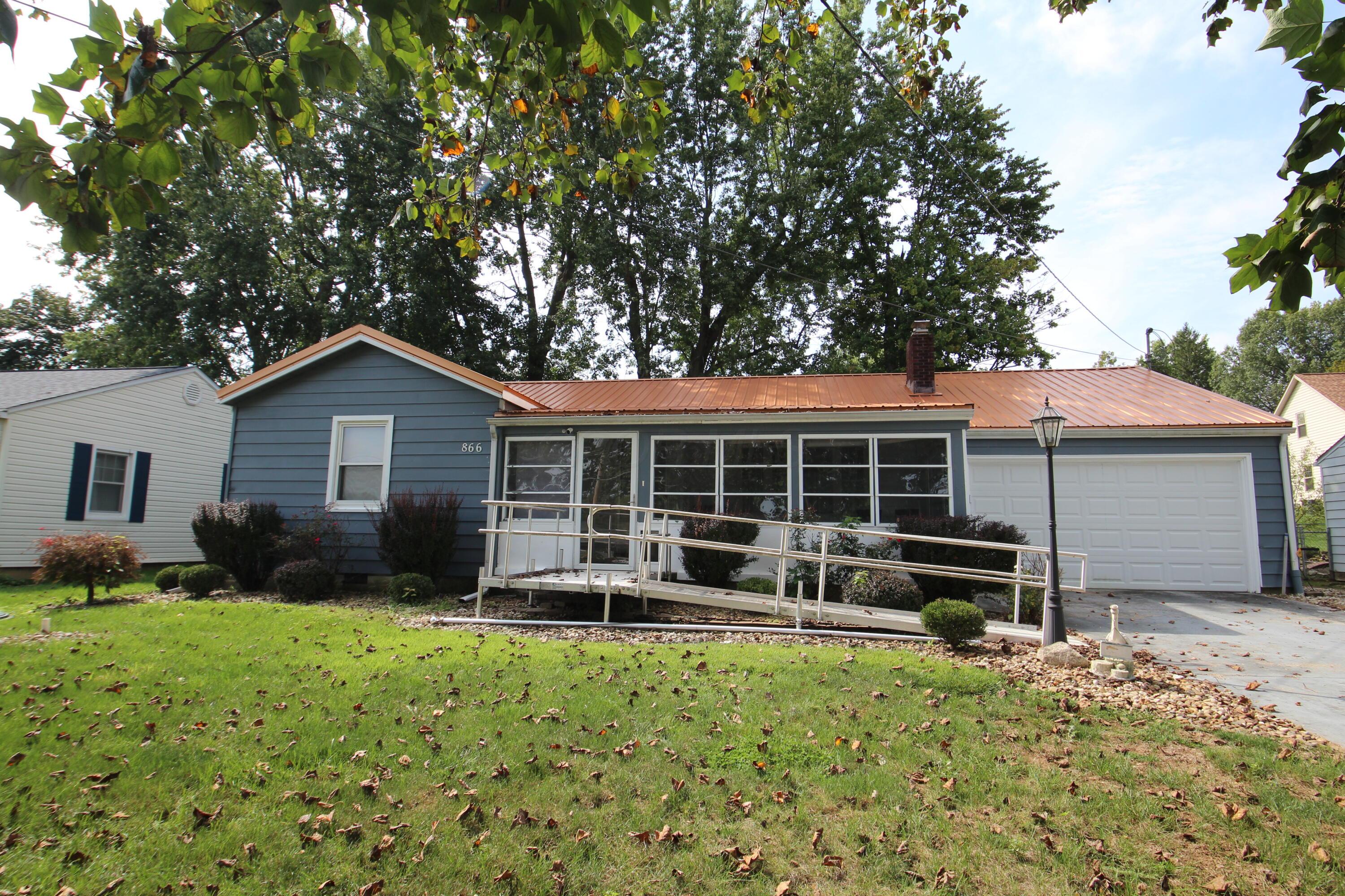 866 Lakeshore Drive W Property Photo 2
