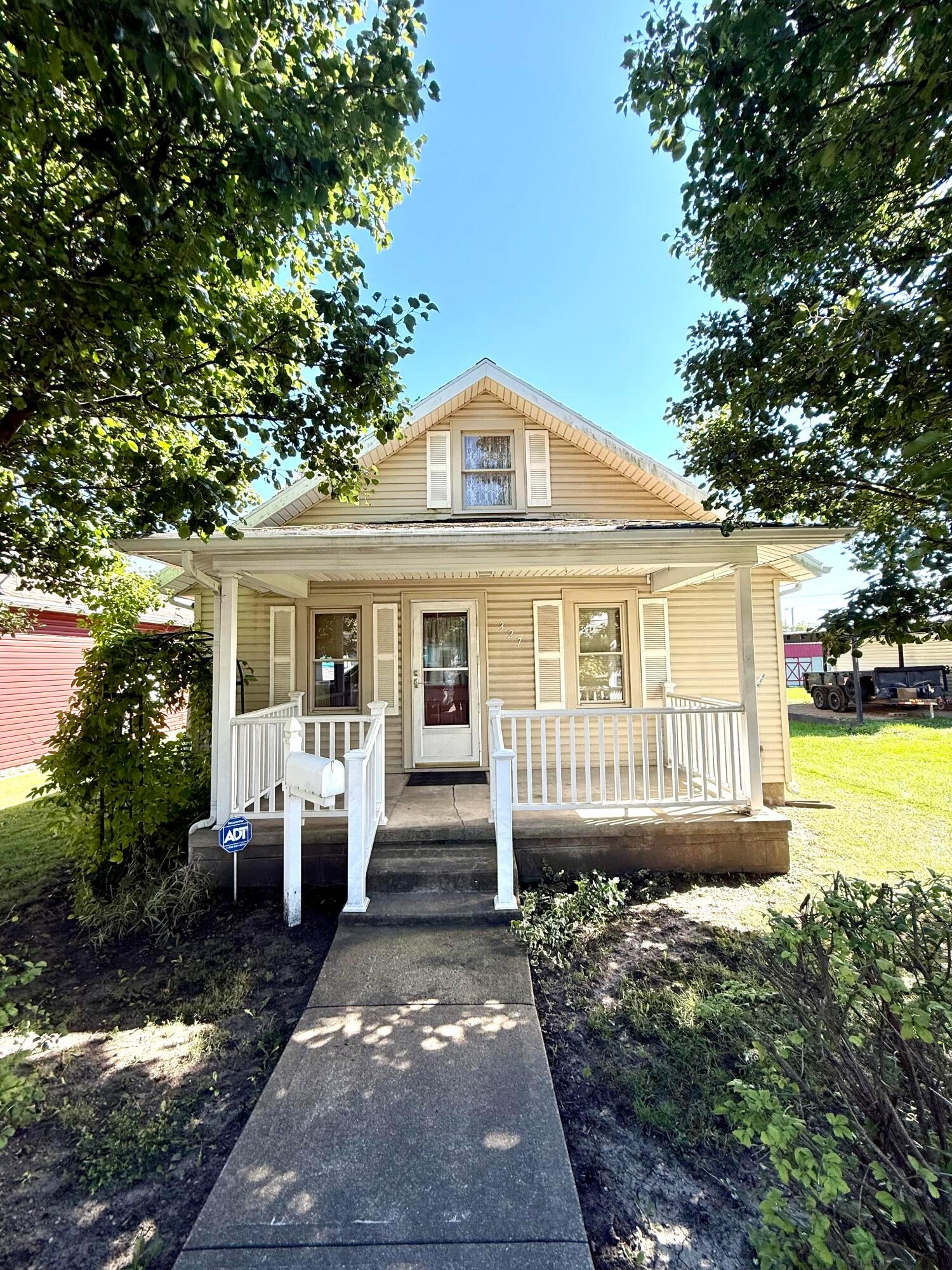327 E Elm Street Property Photo 1