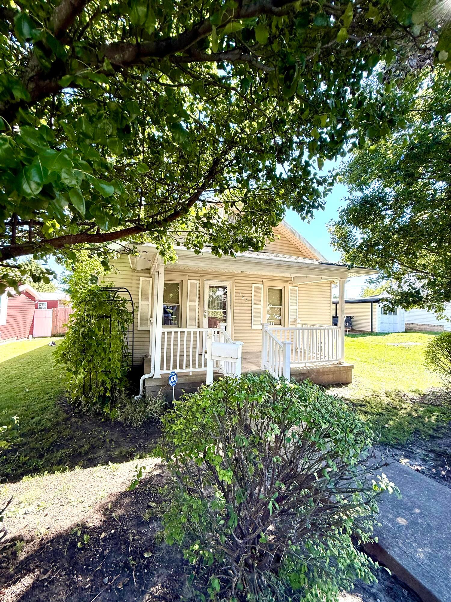 327 E Elm Street Property Photo 2