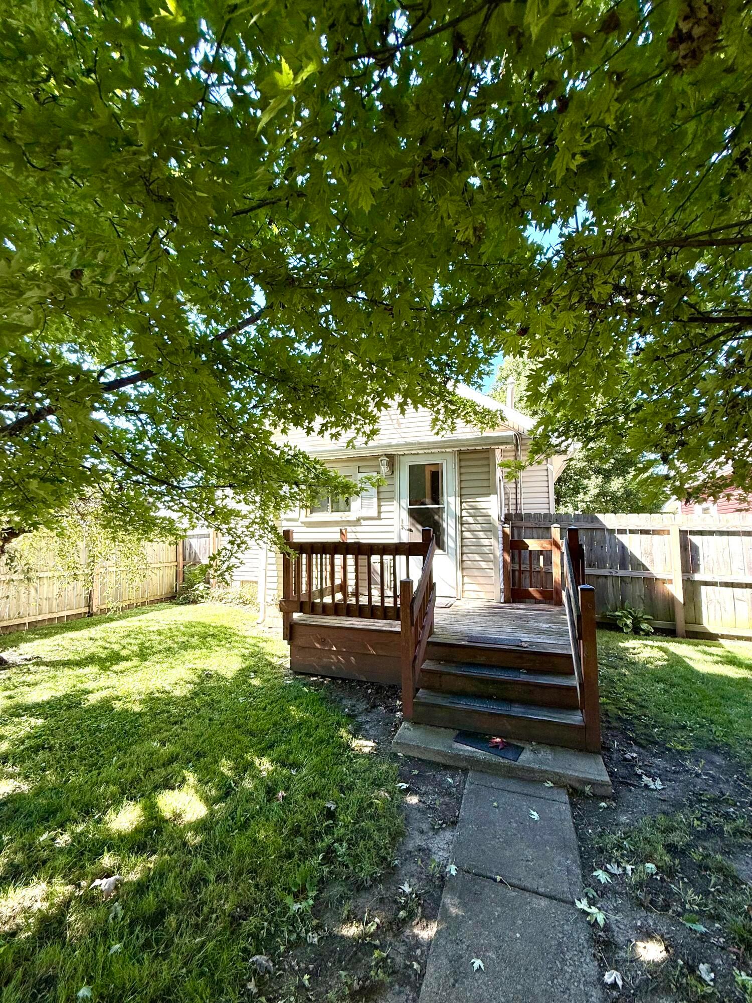 327 E Elm Street Property Photo 4